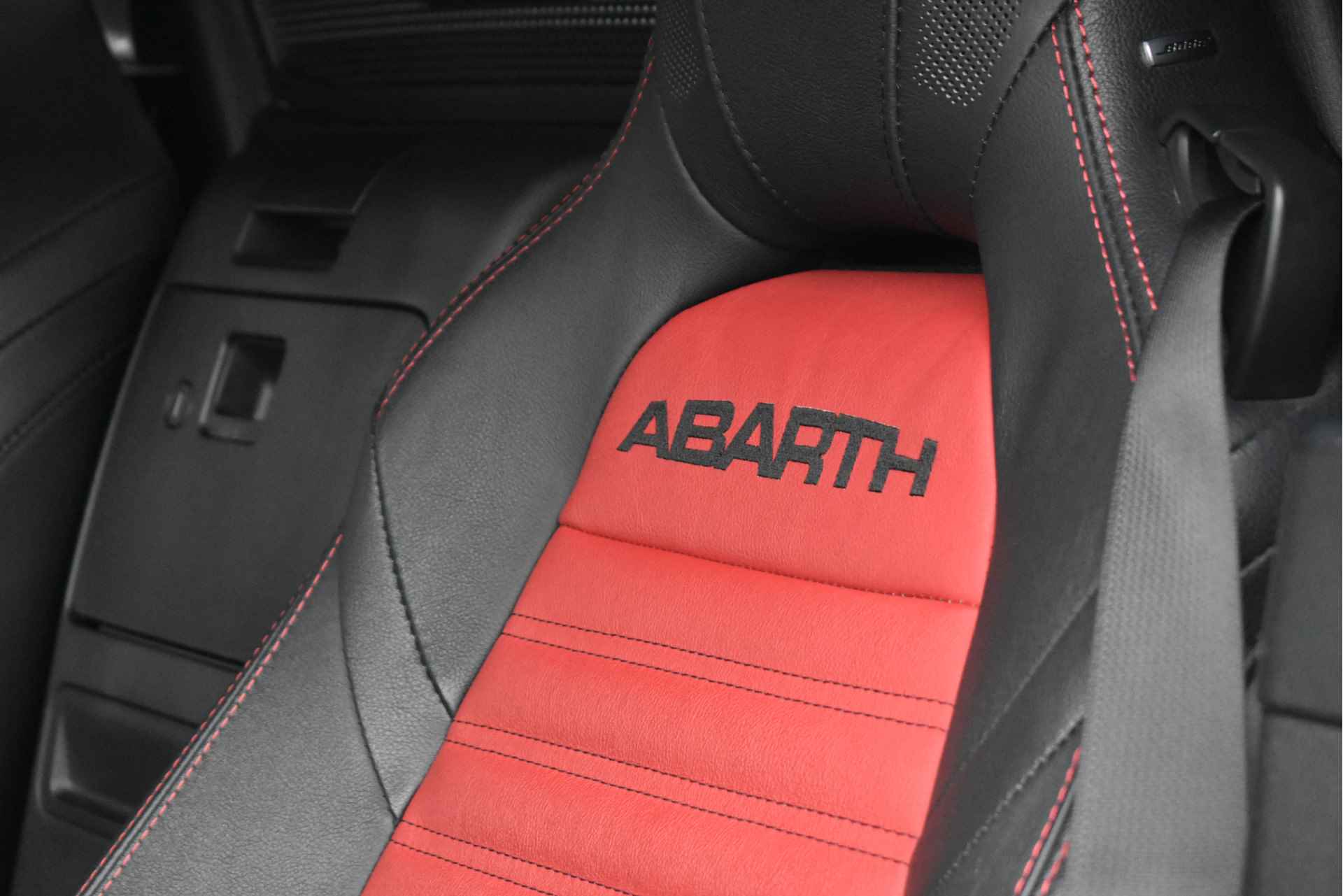 Fiat 124 Spider Abarth 1.4 MultiAir Turbo Lusso | Navigatie | Dealeronderhouden | Stoelverwarming | Alcantara | Bose Audio | Parkeersensoren | A - 13/53