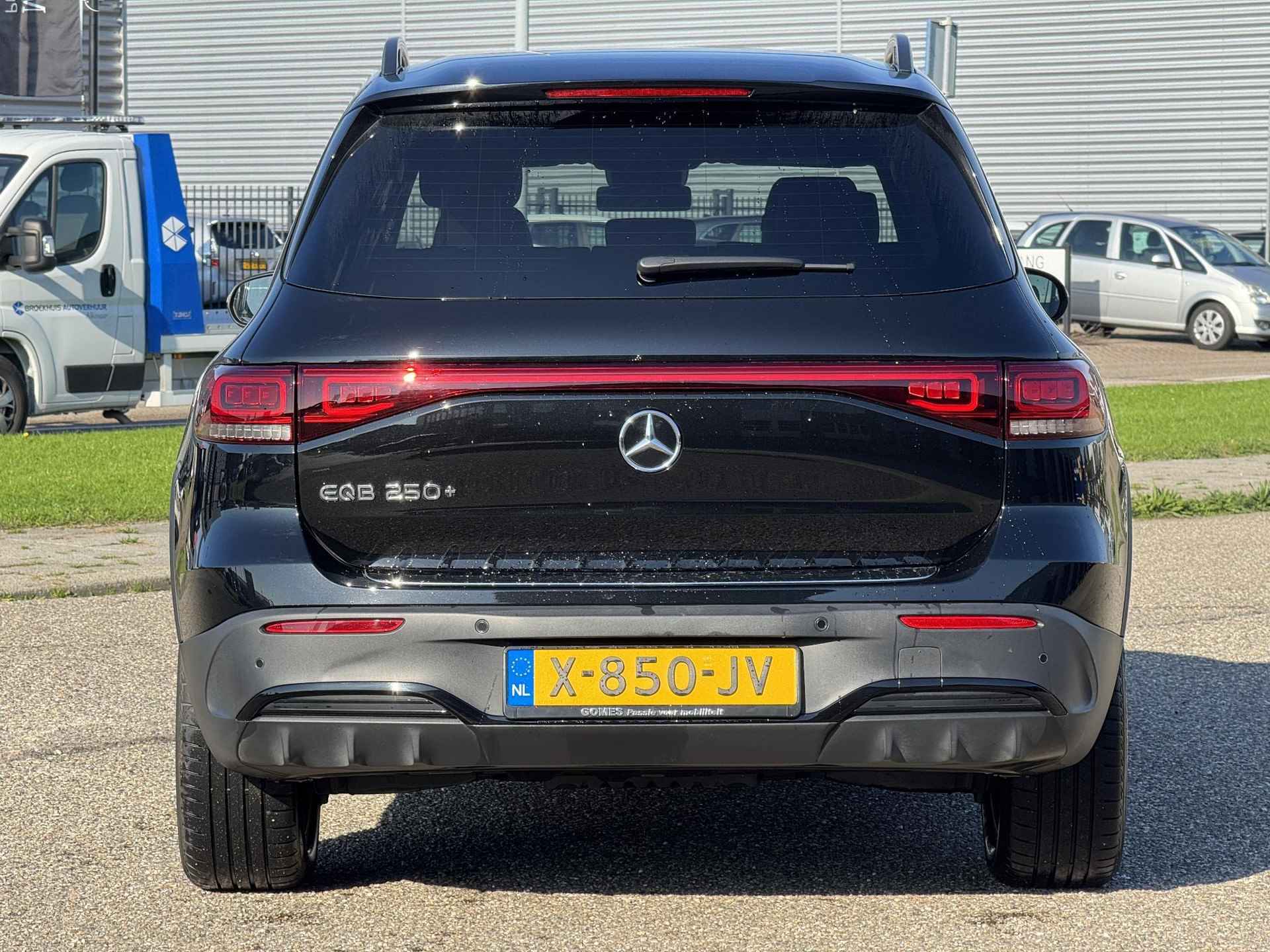 Mercedes-Benz EQB 250+ | 7 persoons | AMG Line | Night Pakket | Derde Zitrij Achterin | Privacy Glas Achter | Dodehoekassistent | Apple CarPlay | Android Auto | Alarm | Sfeerverlichting | Stoelverwarming | Achteruitrijcamera | Elektrisch Inklapbare Buitenspiegels - 5/17