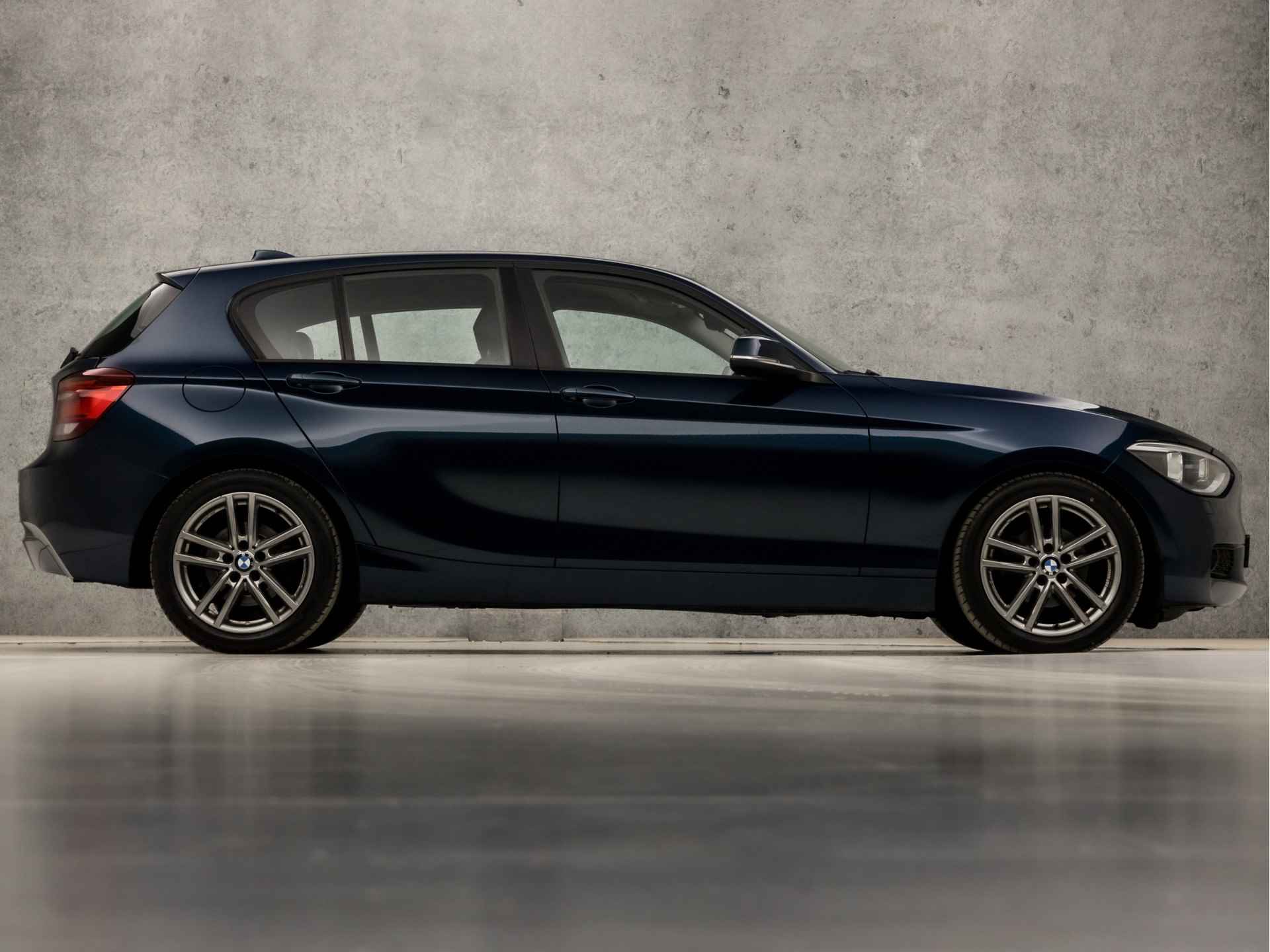 BMW 1-serie 116i Sportline (GROOT NAVI, CLIMATE, M STUUR, M SPORT ONDERSTEL, STOELVERWARMING, LEDEREN SPORTSTOELEN, XENON, CRUISE, NIEUWE APK, NIEUWSTAAT) - 4/35