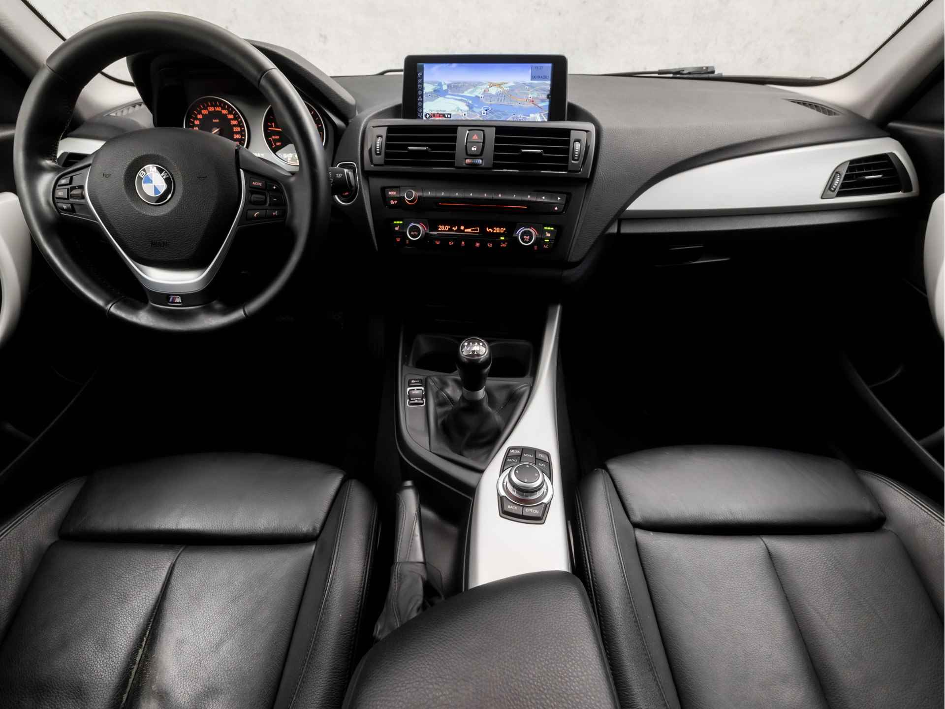 BMW 1-serie 116i Sportline (GROOT NAVI, CLIMATE, M STUUR, M SPORT ONDERSTEL, STOELVERWARMING, LEDEREN SPORTSTOELEN, XENON, CRUISE, NIEUWE APK, NIEUWSTAAT) - 6/35