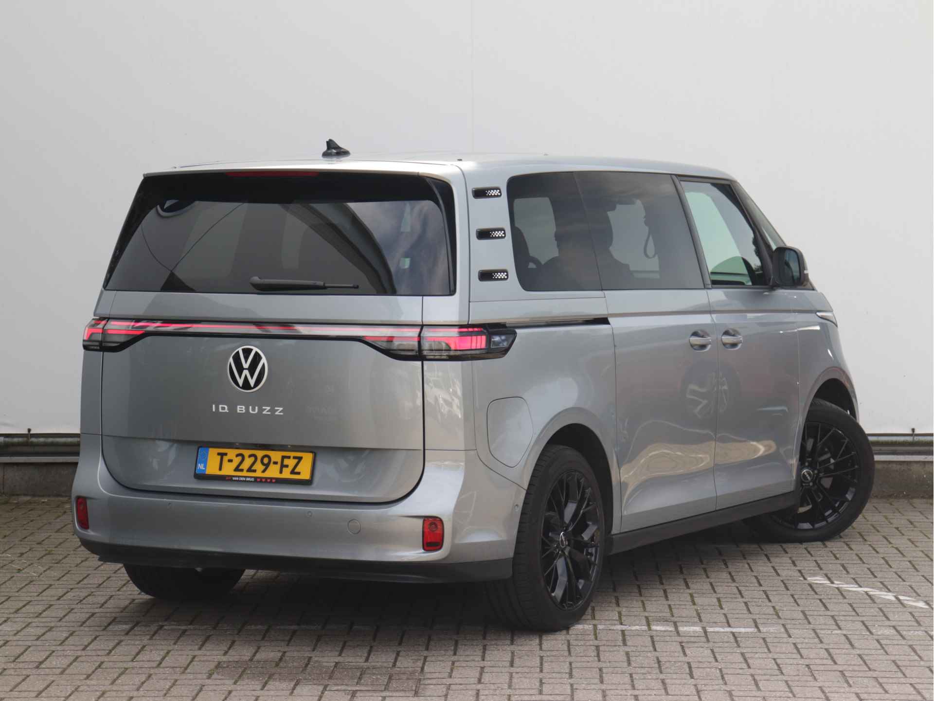 Volkswagen ID. Buzz Pro 77kWh 204pk | LED Matrix | 360° camera | Wegklapbare trekhaak | Dodehoekdetectie | Elektrische deuren | Verlengde garantie tot 14-03-2028 of eerder 100.000km - 5/66