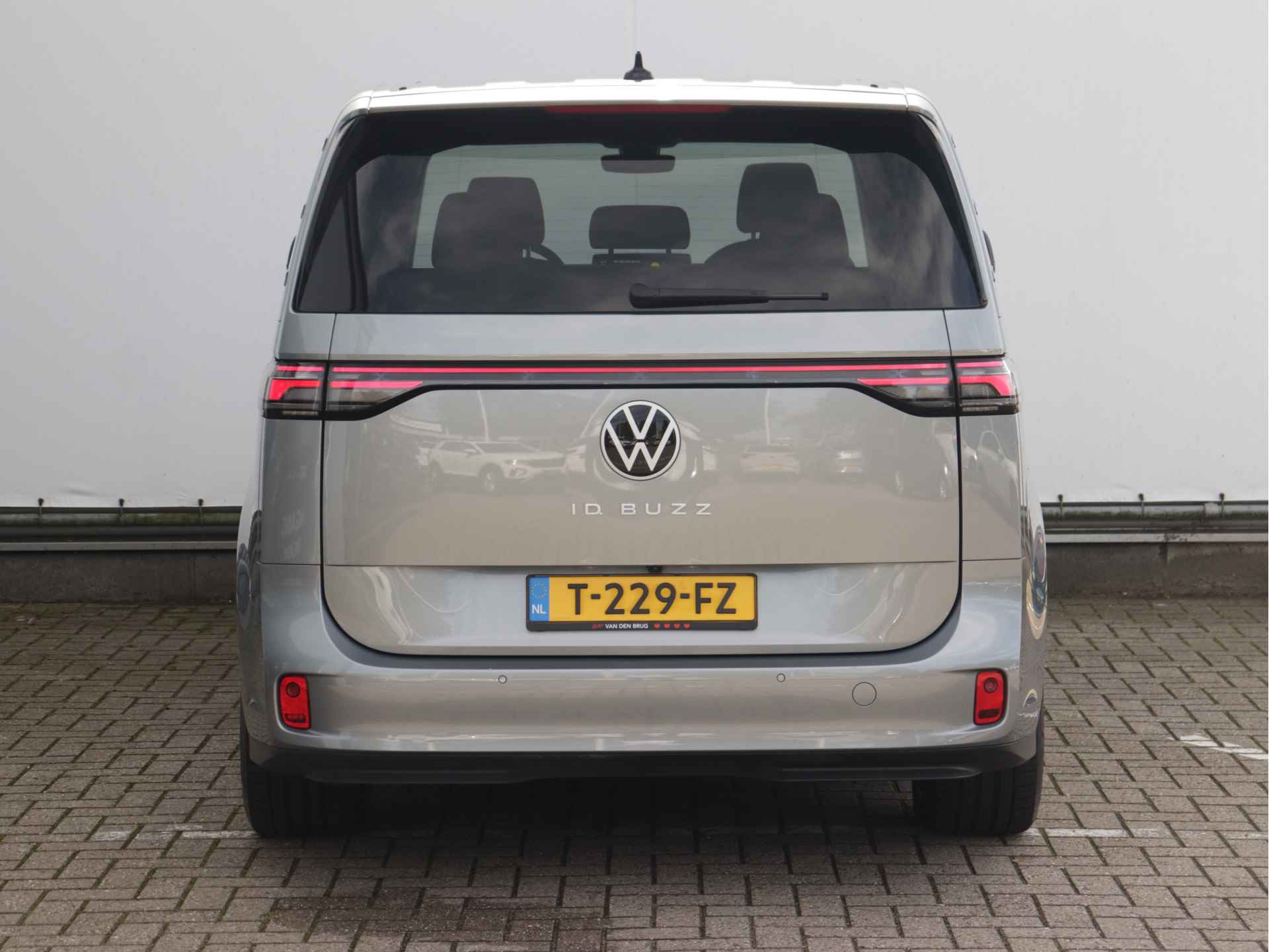 Volkswagen ID. Buzz Pro 77kWh 204pk | LED Matrix | 360° camera | Wegklapbare trekhaak | Dodehoekdetectie | Elektrische deuren | Verlengde garantie tot 14-03-2028 of eerder 100.000km - 6/66