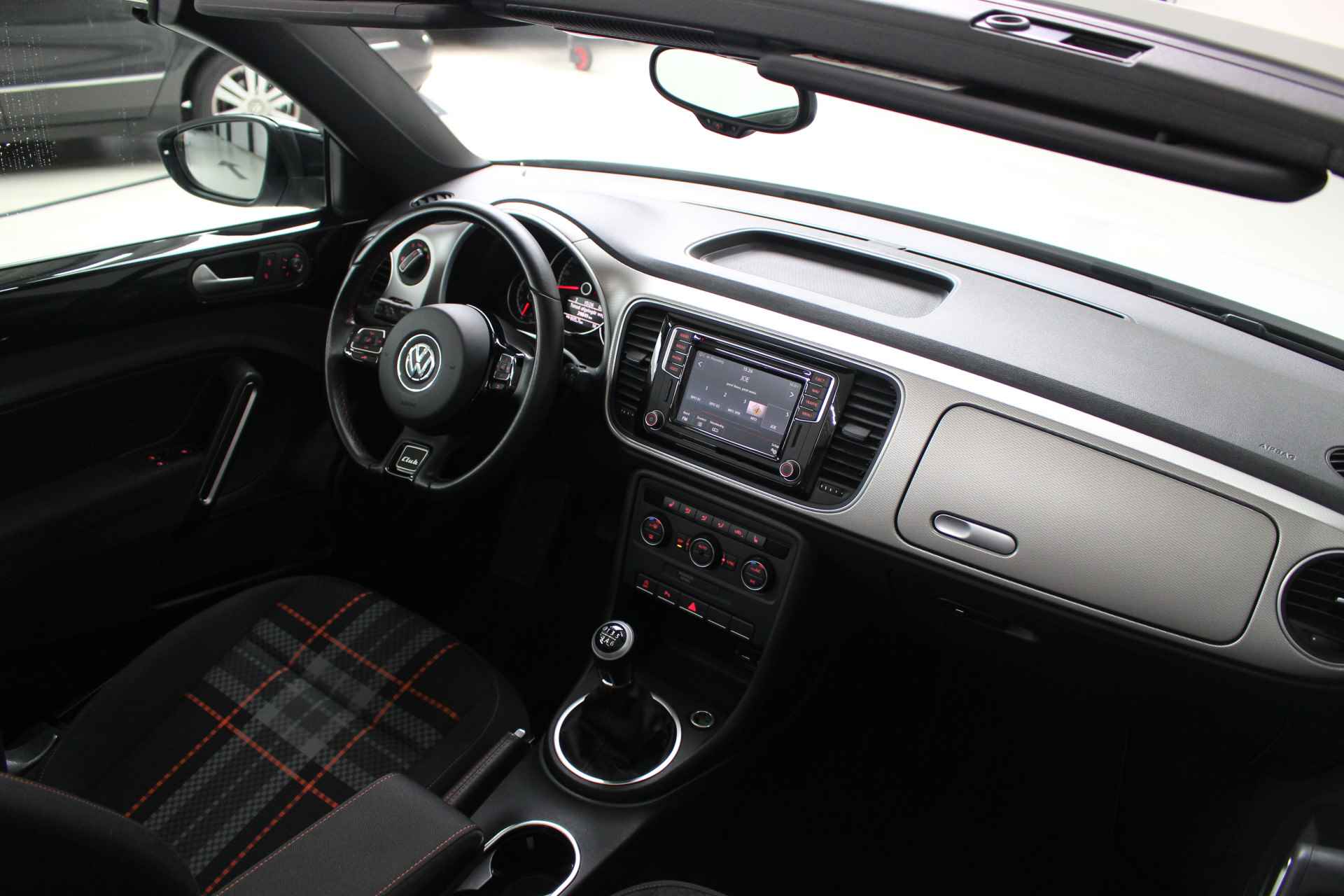 Volkswagen Beetle Cabriolet 1.2 TSI Club 105PK Navigatie | 18" Twister velgen | Xenon | Stoelverwarming | El. inklapbare spiegels . - 6/29