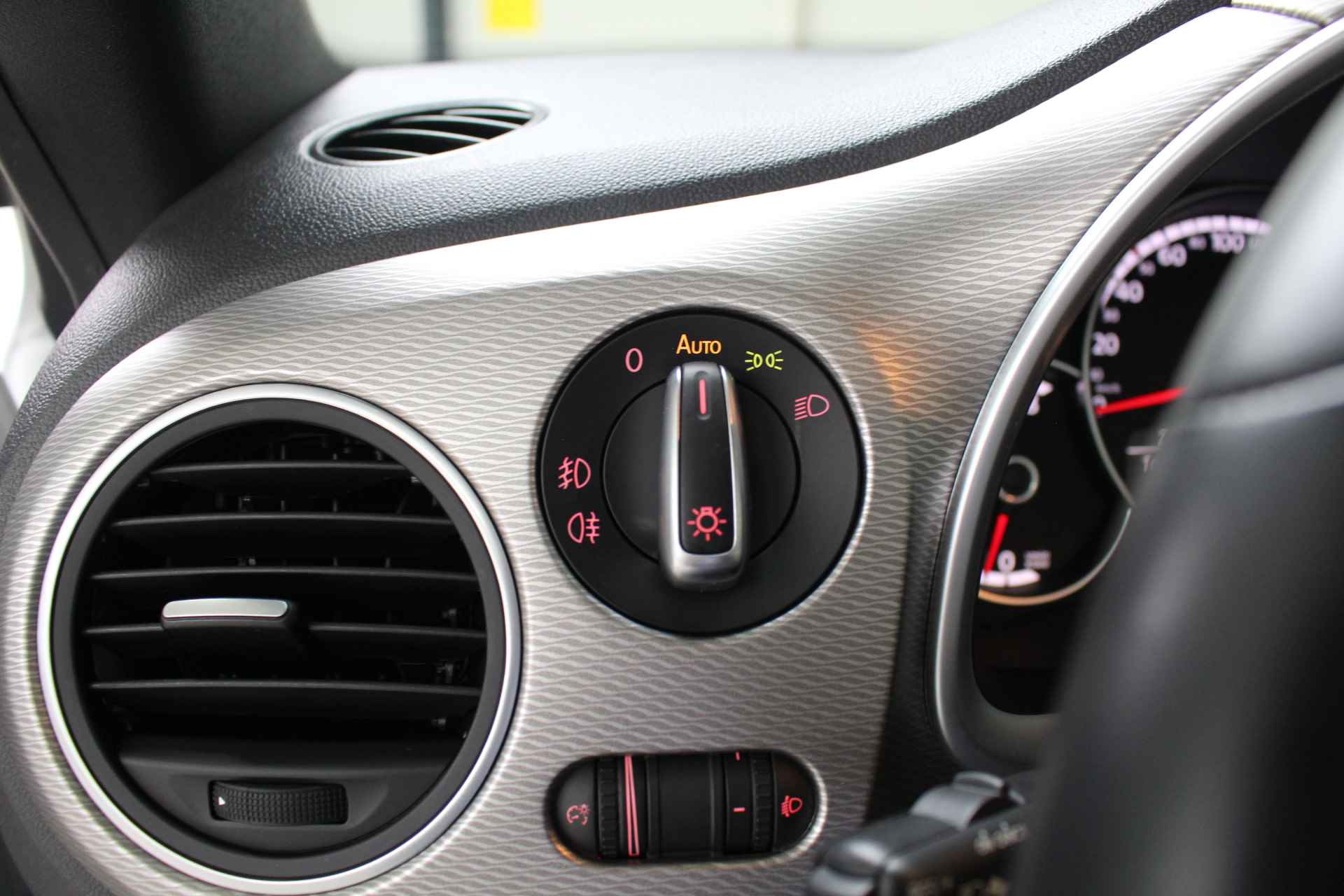 Volkswagen Beetle Cabriolet 1.2 TSI Club 105PK Navigatie | 18" Twister velgen | Xenon | Stoelverwarming | El. inklapbare spiegels . - 13/29