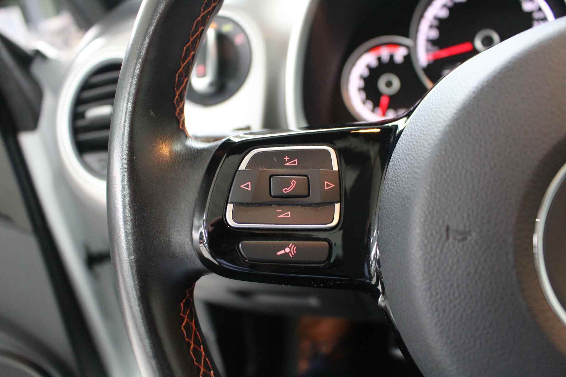 Volkswagen Beetle Cabriolet 1.2 TSI Club 105PK Navigatie | 18" Twister velgen | Xenon | Stoelverwarming | El. inklapbare spiegels . - 14/29