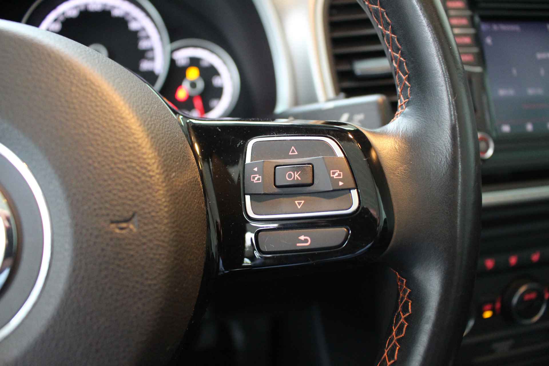 Volkswagen Beetle Cabriolet 1.2 TSI Club 105PK Navigatie | 18" Twister velgen | Xenon | Stoelverwarming | El. inklapbare spiegels . - 15/29