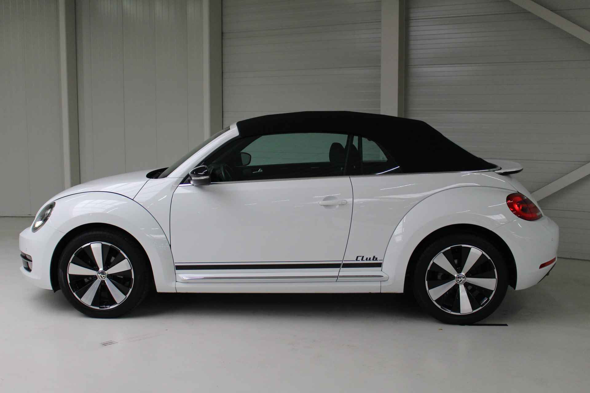Volkswagen Beetle Cabriolet 1.2 TSI Club 105PK Navigatie | 18" Twister velgen | Xenon | Stoelverwarming | El. inklapbare spiegels . - 26/29