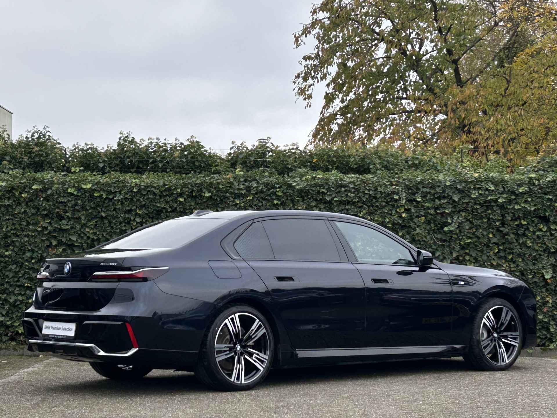 BMW i7 xDrive60 High Exe | M-Sport | 21" | Panorama Sky Lounge | Bowers & Wilkins | Massage | Trekhaak | CoPilot | Merino Leder - 3/34