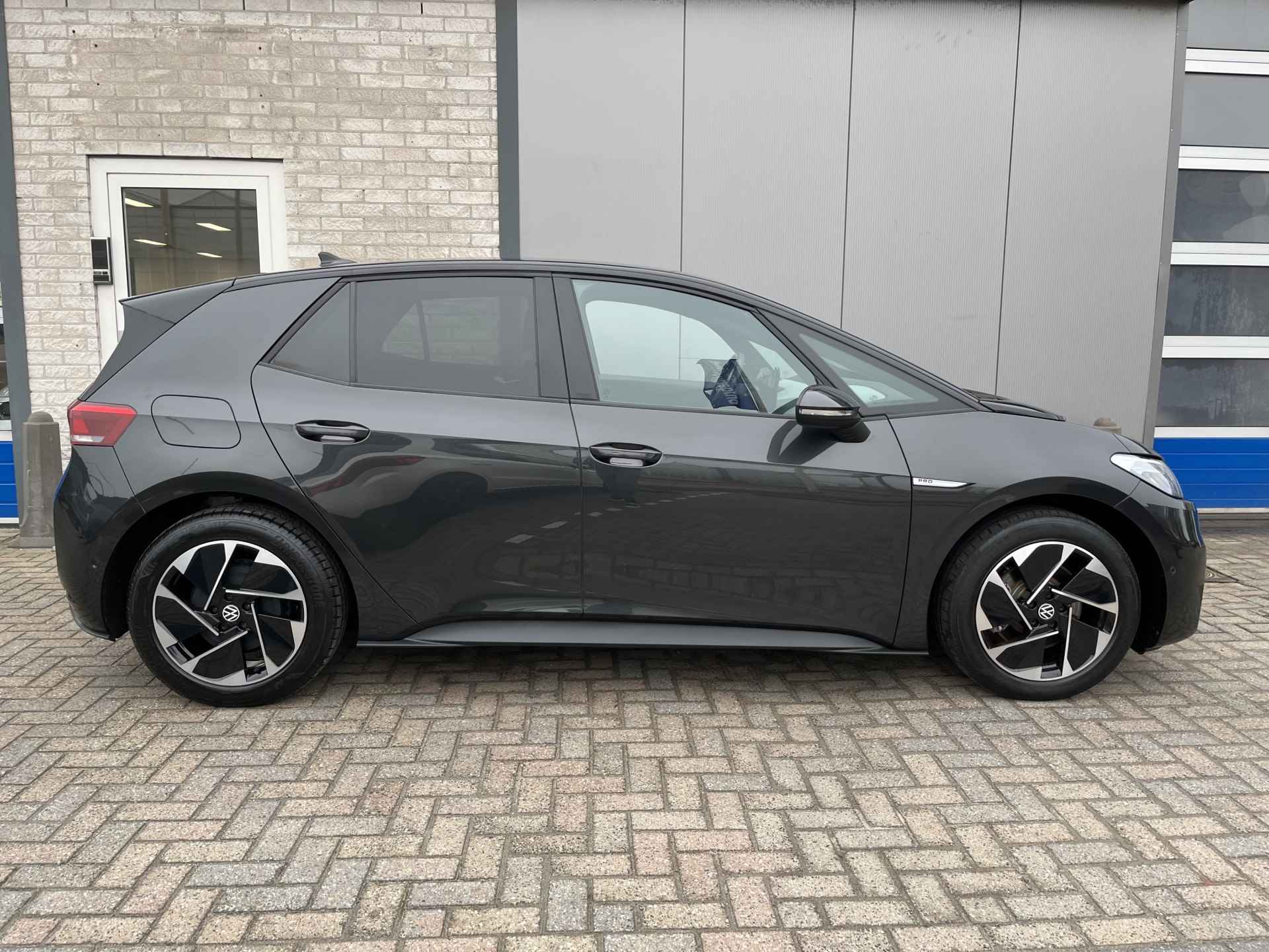 Volkswagen ID.3 Pro Edition Advantage 58 kWh / AUTOMAAT/ KEYLESS/ ADAPT. CRUISE/ NAVI/ DAB/ APP-CONNECT/ STUUR & STOELVERWARMING/ PARK. SENSOREN + CAMERA/ 18"LMV - 32/36