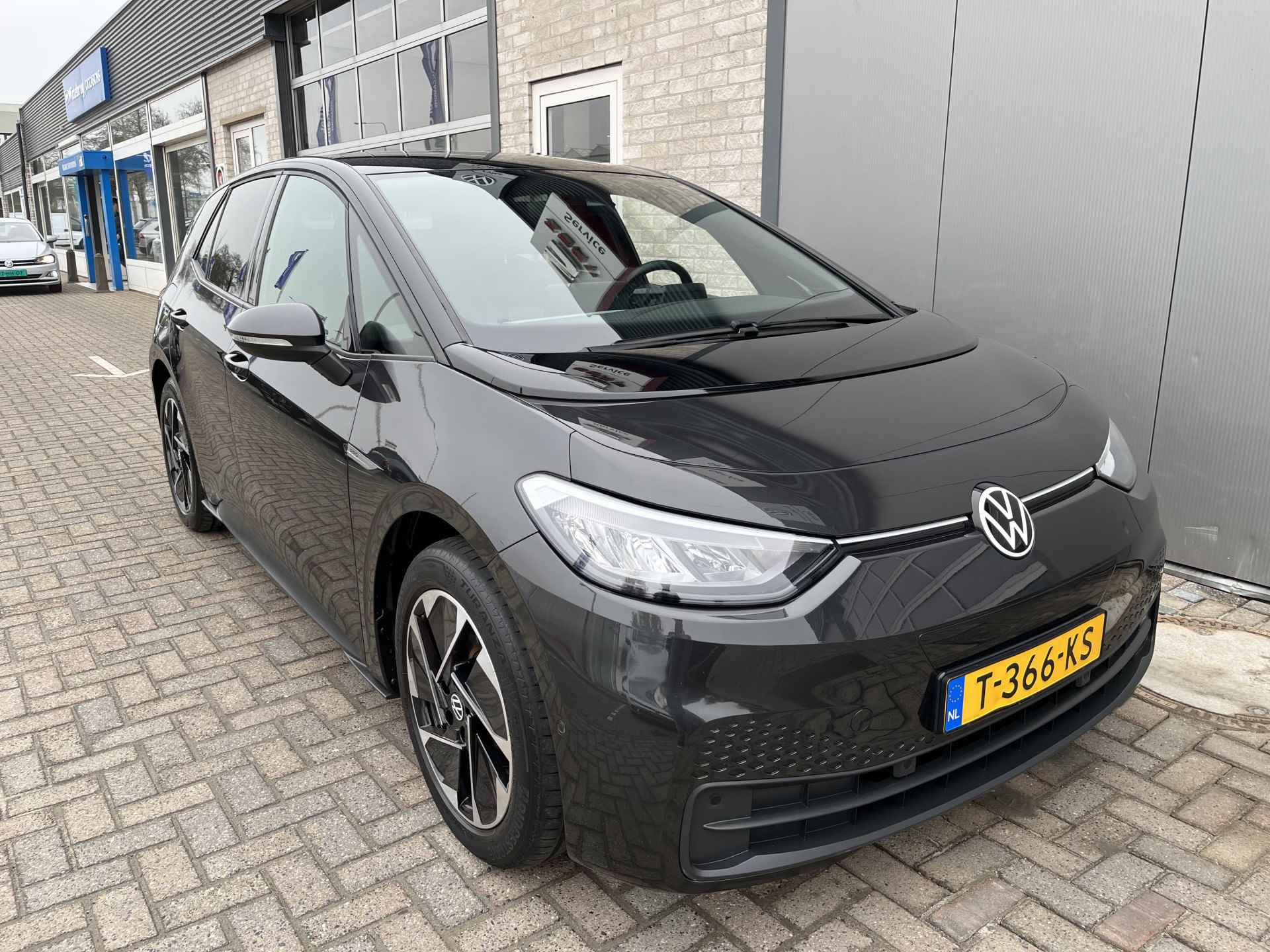 Volkswagen ID.3 Pro Edition Advantage 58 kWh / AUTOMAAT/ KEYLESS/ ADAPT. CRUISE/ NAVI/ DAB/ APP-CONNECT/ STUUR & STOELVERWARMING/ PARK. SENSOREN + CAMERA/ 18"LMV - 33/36