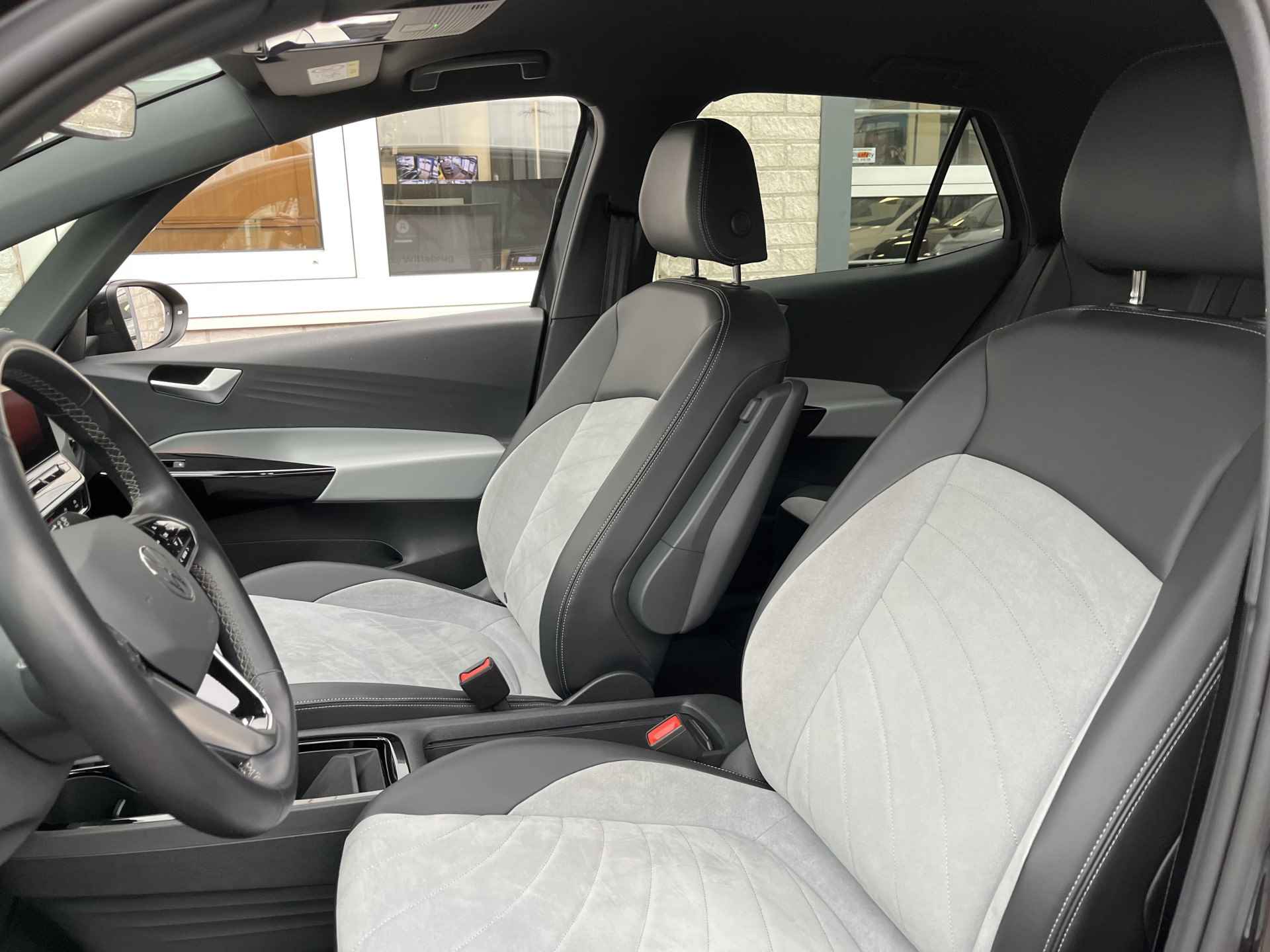 Volkswagen ID.3 Pro Edition Advantage 58 kWh / AUTOMAAT/ KEYLESS/ ADAPT. CRUISE/ NAVI/ DAB/ APP-CONNECT/ STUUR & STOELVERWARMING/ PARK. SENSOREN + CAMERA/ 18"LMV - 7/36