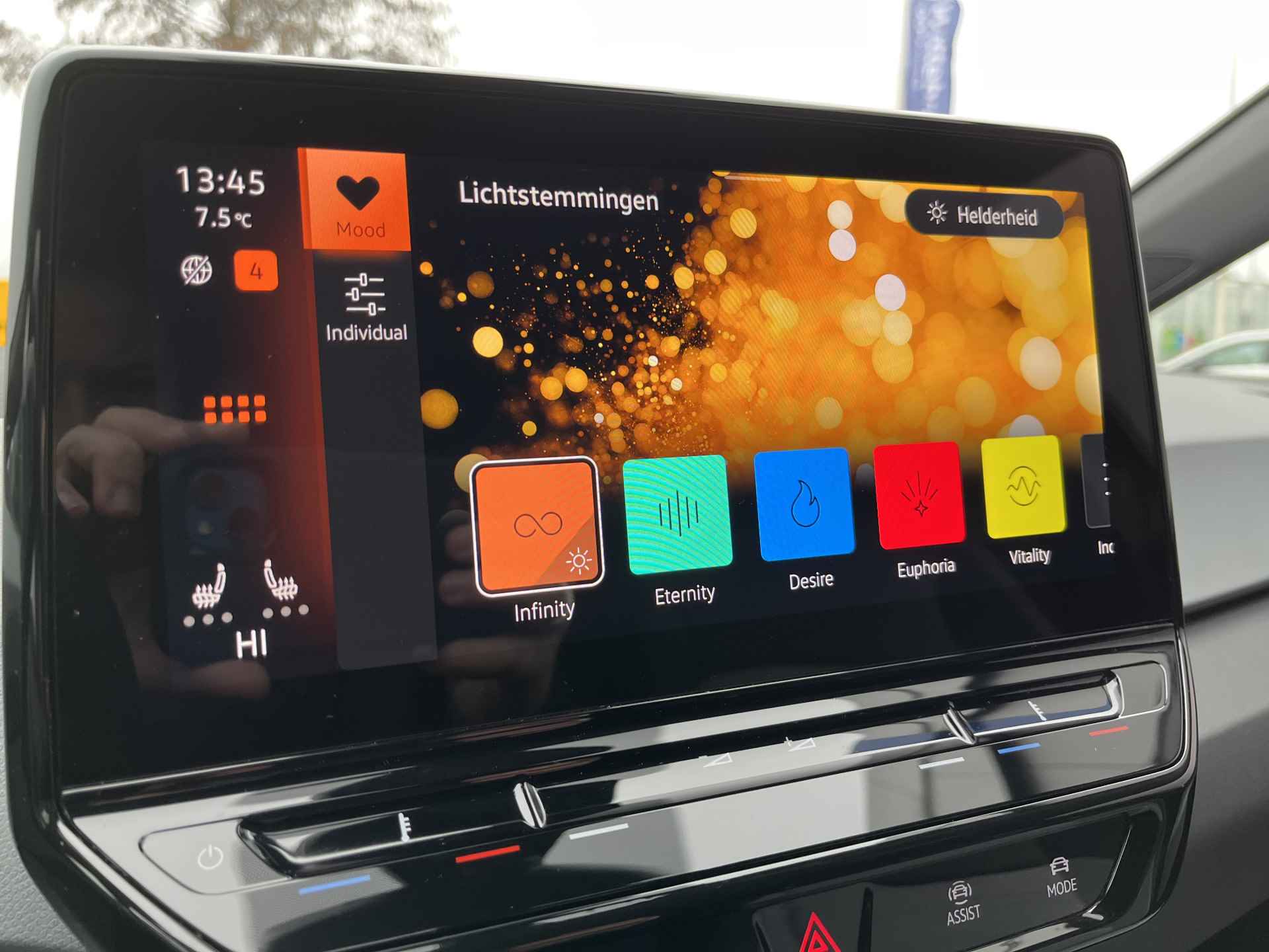 Volkswagen ID.3 Pro Edition Advantage 58 kWh / AUTOMAAT/ KEYLESS/ ADAPT. CRUISE/ NAVI/ DAB/ APP-CONNECT/ STUUR & STOELVERWARMING/ PARK. SENSOREN + CAMERA/ 18"LMV - 18/36