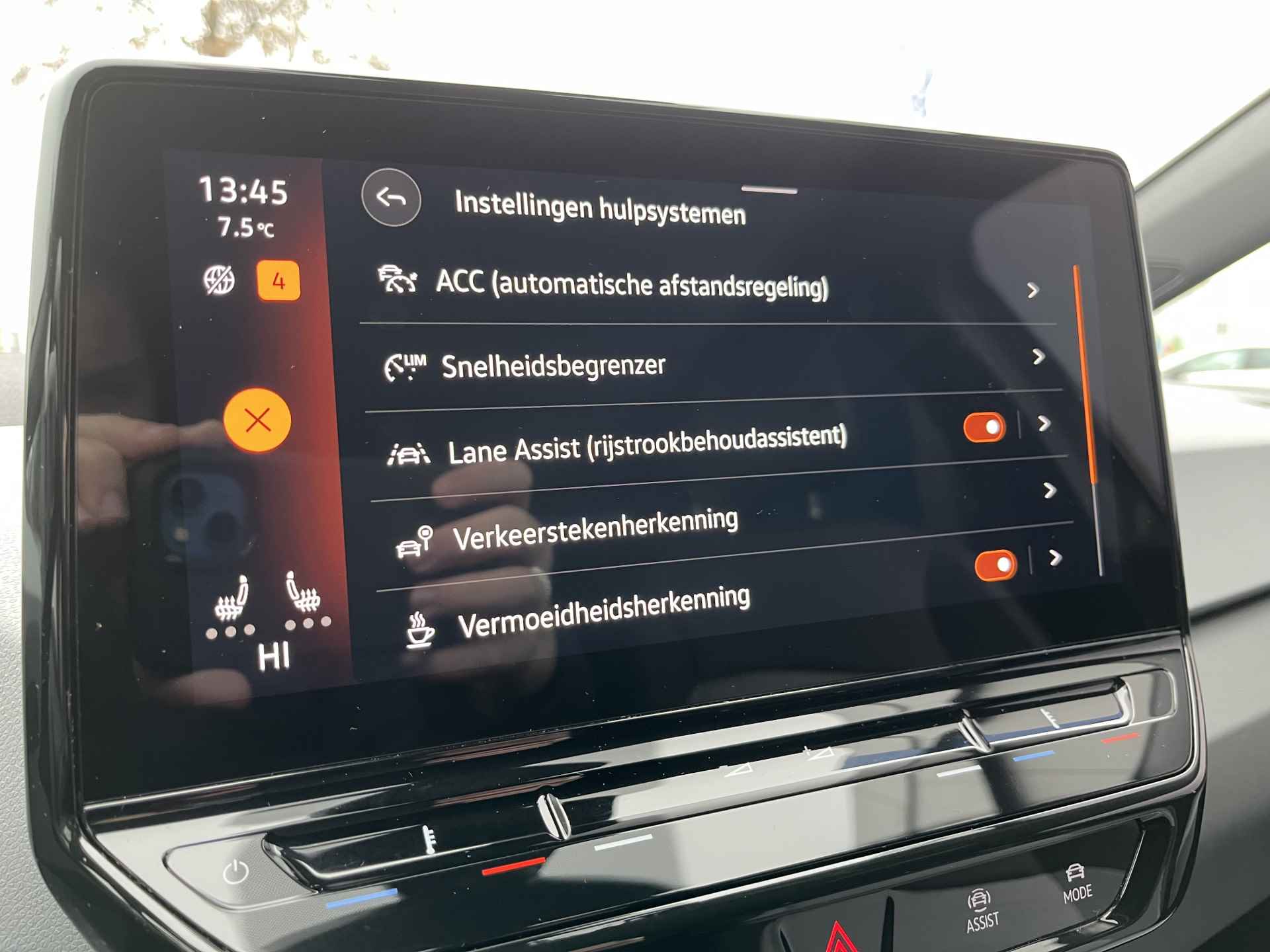 Volkswagen ID.3 Pro Edition Advantage 58 kWh / AUTOMAAT/ KEYLESS/ ADAPT. CRUISE/ NAVI/ DAB/ APP-CONNECT/ STUUR & STOELVERWARMING/ PARK. SENSOREN + CAMERA/ 18"LMV - 19/36