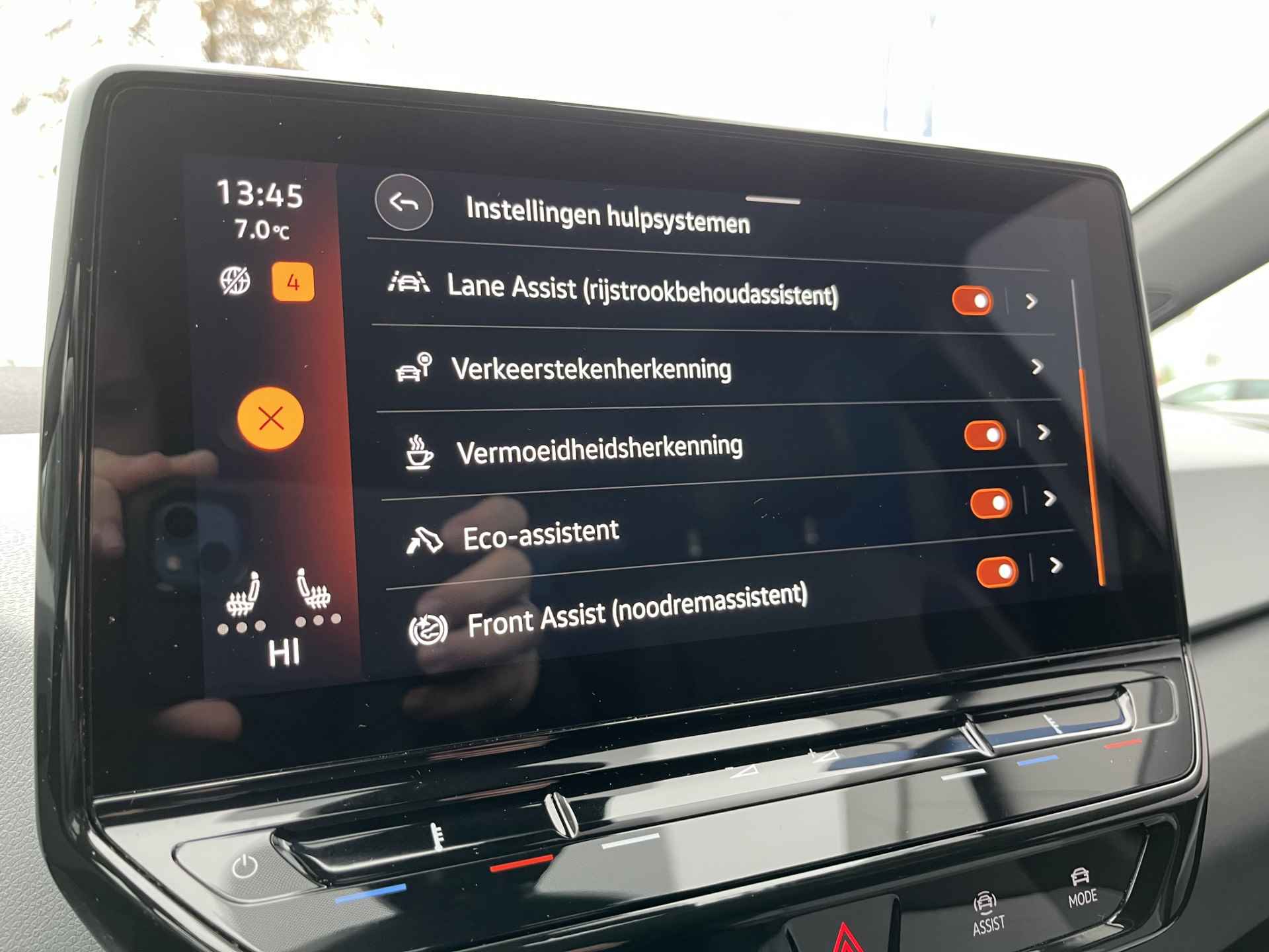 Volkswagen ID.3 Pro Edition Advantage 58 kWh / AUTOMAAT/ KEYLESS/ ADAPT. CRUISE/ NAVI/ DAB/ APP-CONNECT/ STUUR & STOELVERWARMING/ PARK. SENSOREN + CAMERA/ 18"LMV - 20/36