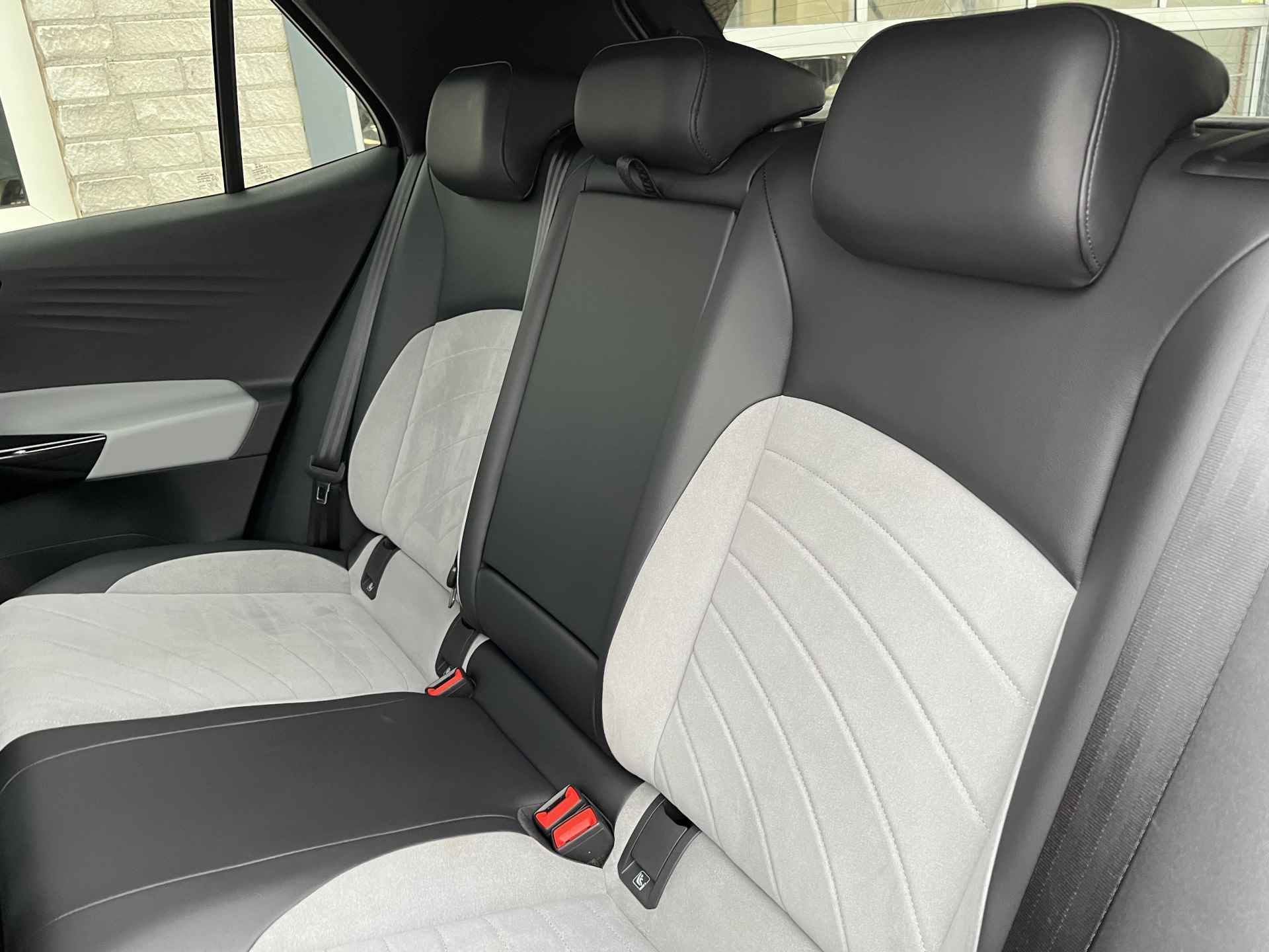 Volkswagen ID.3 Pro Edition Advantage 58 kWh / AUTOMAAT/ KEYLESS/ ADAPT. CRUISE/ NAVI/ DAB/ APP-CONNECT/ STUUR & STOELVERWARMING/ PARK. SENSOREN + CAMERA/ 18"LMV - 25/36