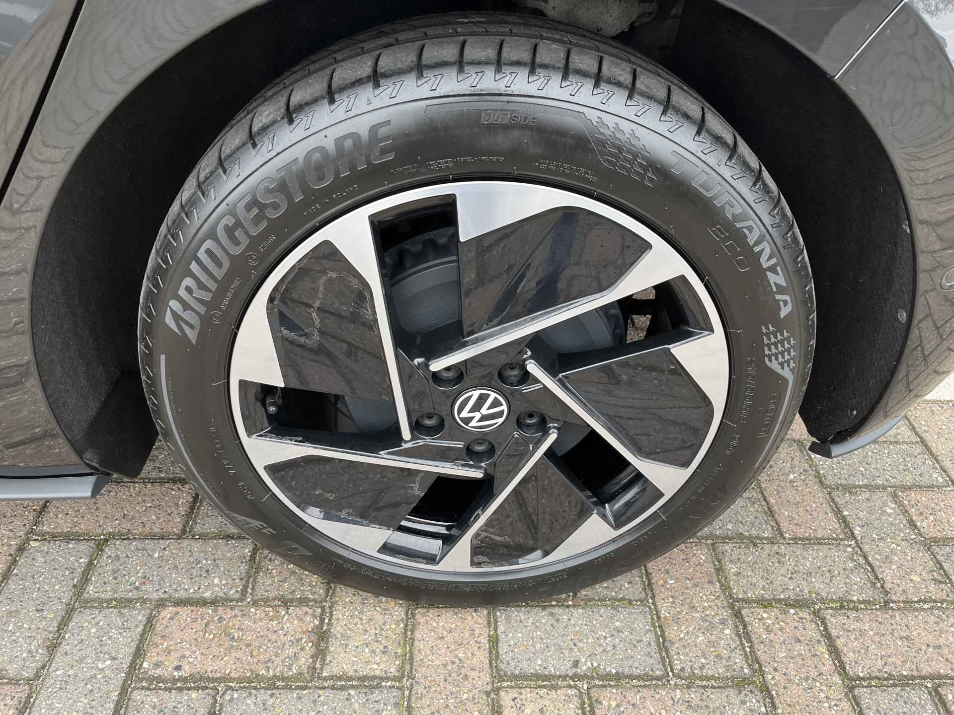 Volkswagen ID.3 Pro Edition Advantage 58 kWh / AUTOMAAT/ KEYLESS/ ADAPT. CRUISE/ NAVI/ DAB/ APP-CONNECT/ STUUR & STOELVERWARMING/ PARK. SENSOREN + CAMERA/ 18"LMV - 35/36