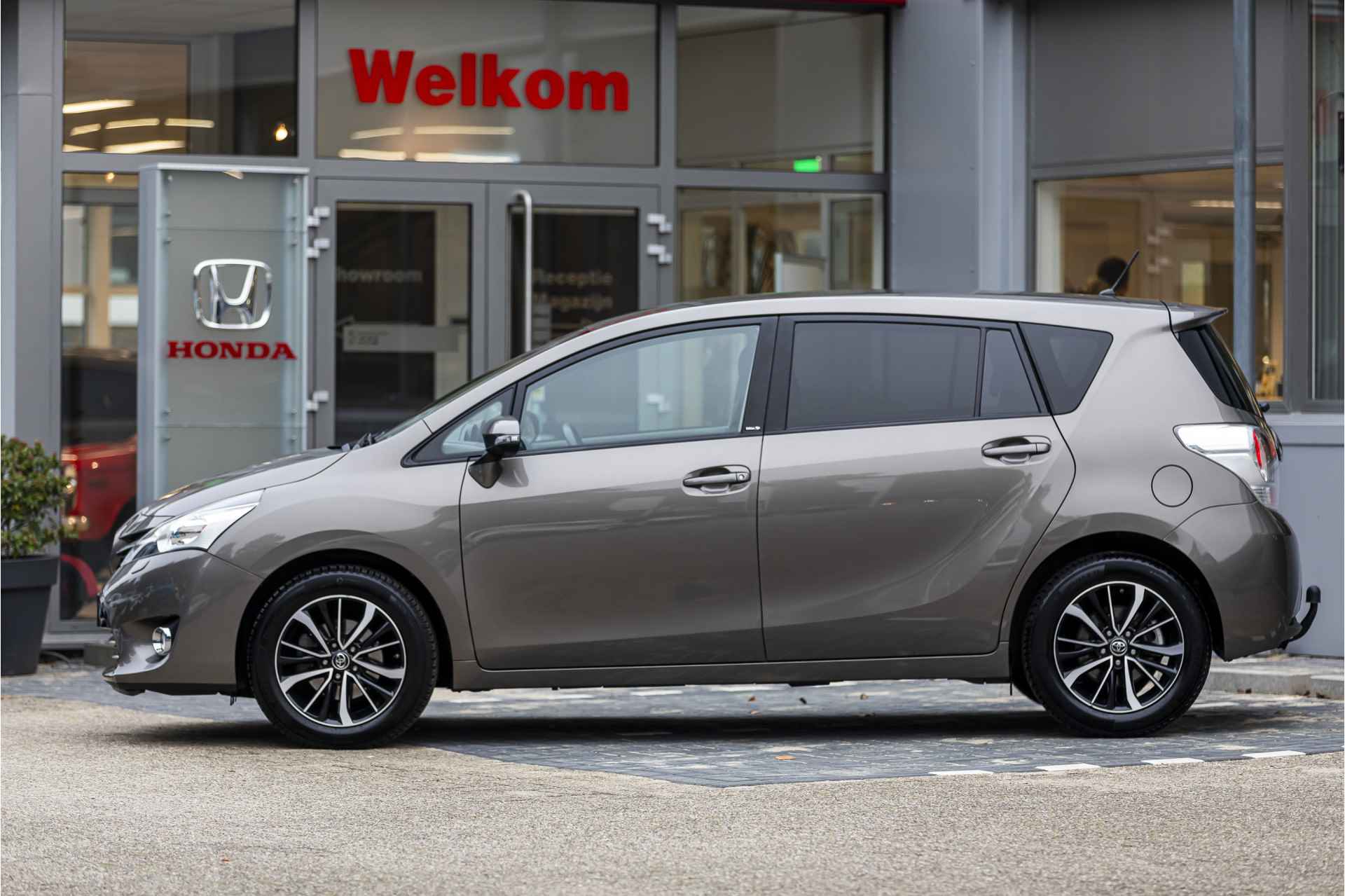 Toyota Verso 1.8 VVT-i AUTOMAAT Trekhaak ,Navigatie , All-in Rijklaarprijs - 2/48