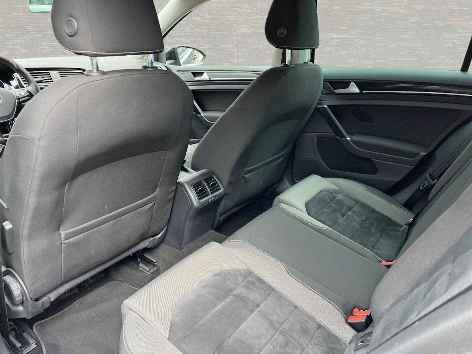 Volkswagen Golf 1.4 TSI SPORTSTOELEN ALCANTARA XENON NAVIGATIE - 6/39