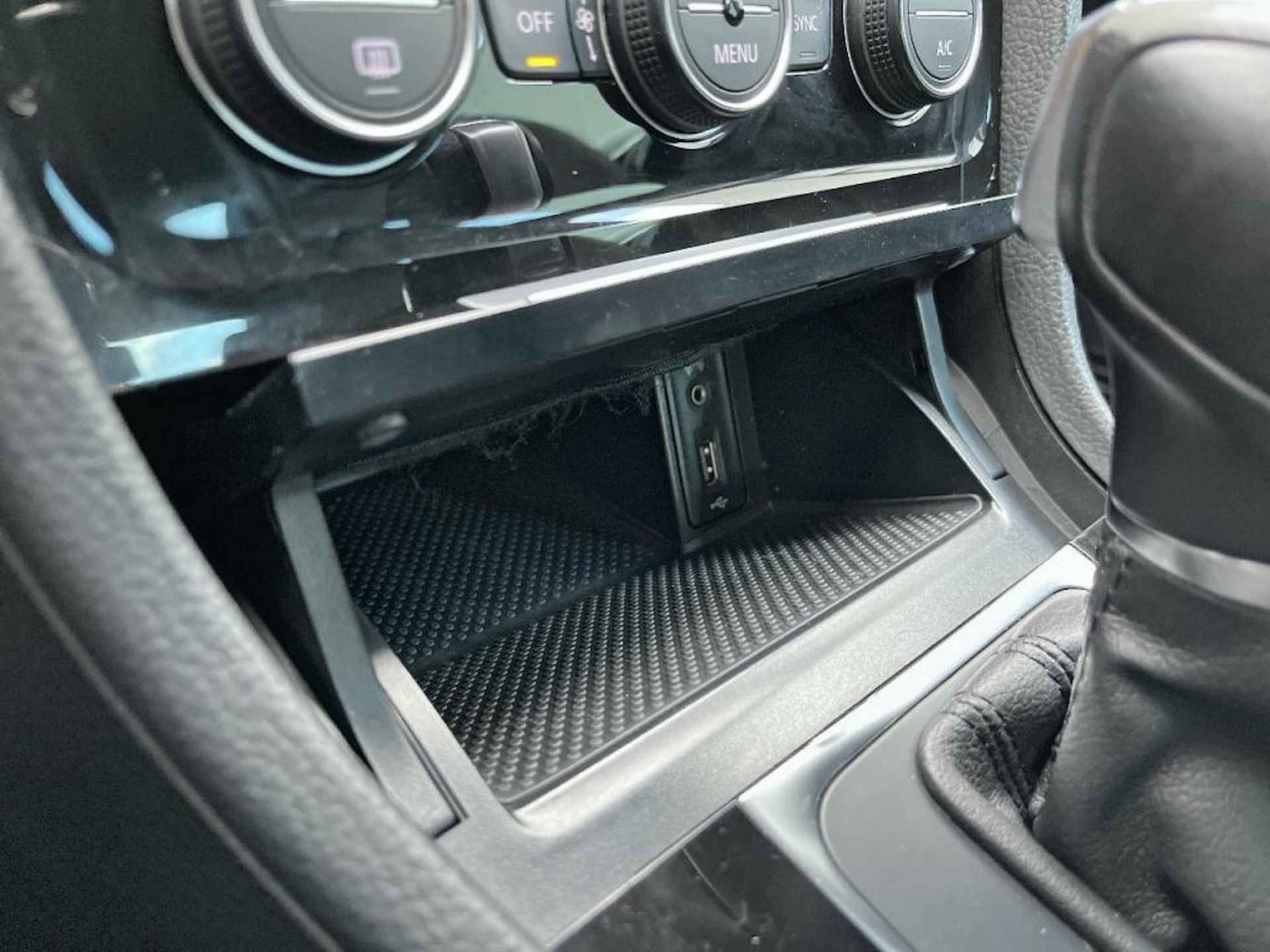 Volkswagen Golf 1.4 TSI SPORTSTOELEN ALCANTARA XENON NAVIGATIE - 31/39