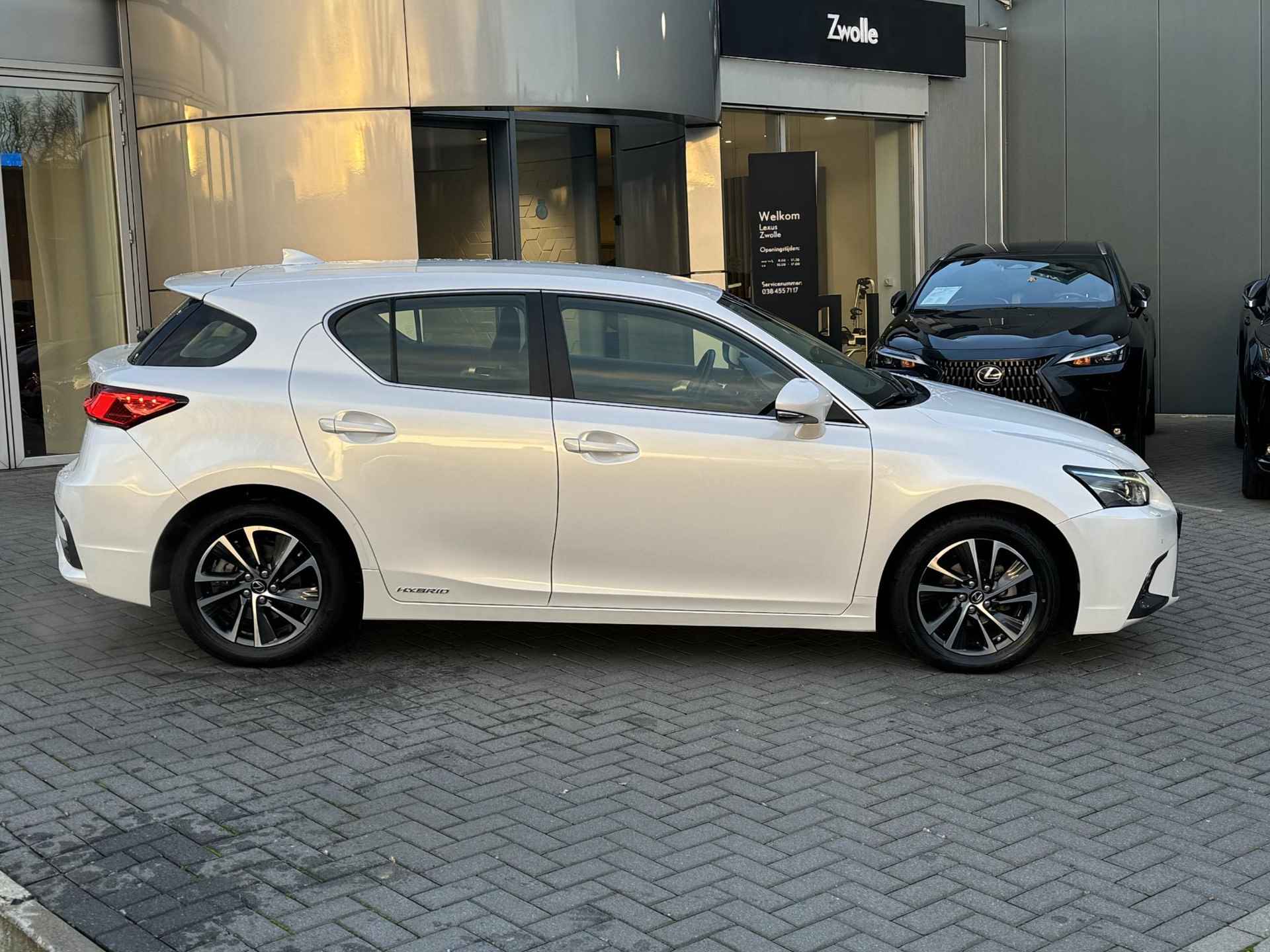 Lexus CT 200h Ultimate Edition NL-AUTO AD-CRUISE LANE-ASSSIST DAB NAVI PARK-SENSOR KEYLESS - 2/34