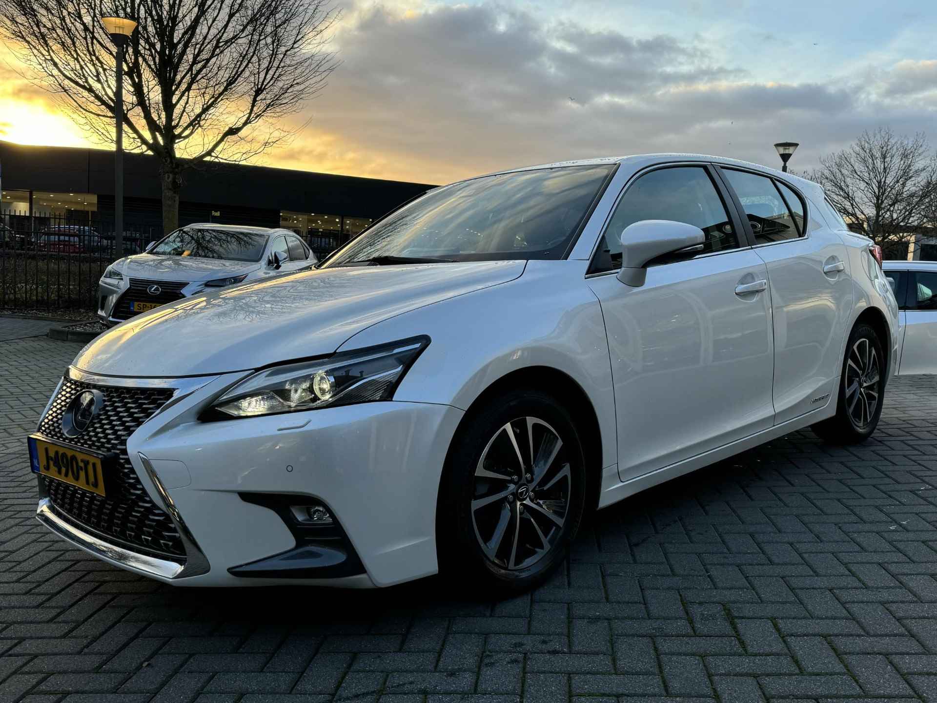 Lexus CT 200h Ultimate Edition NL-AUTO AD-CRUISE LANE-ASSSIST DAB NAVI PARK-SENSOR KEYLESS - 7/34