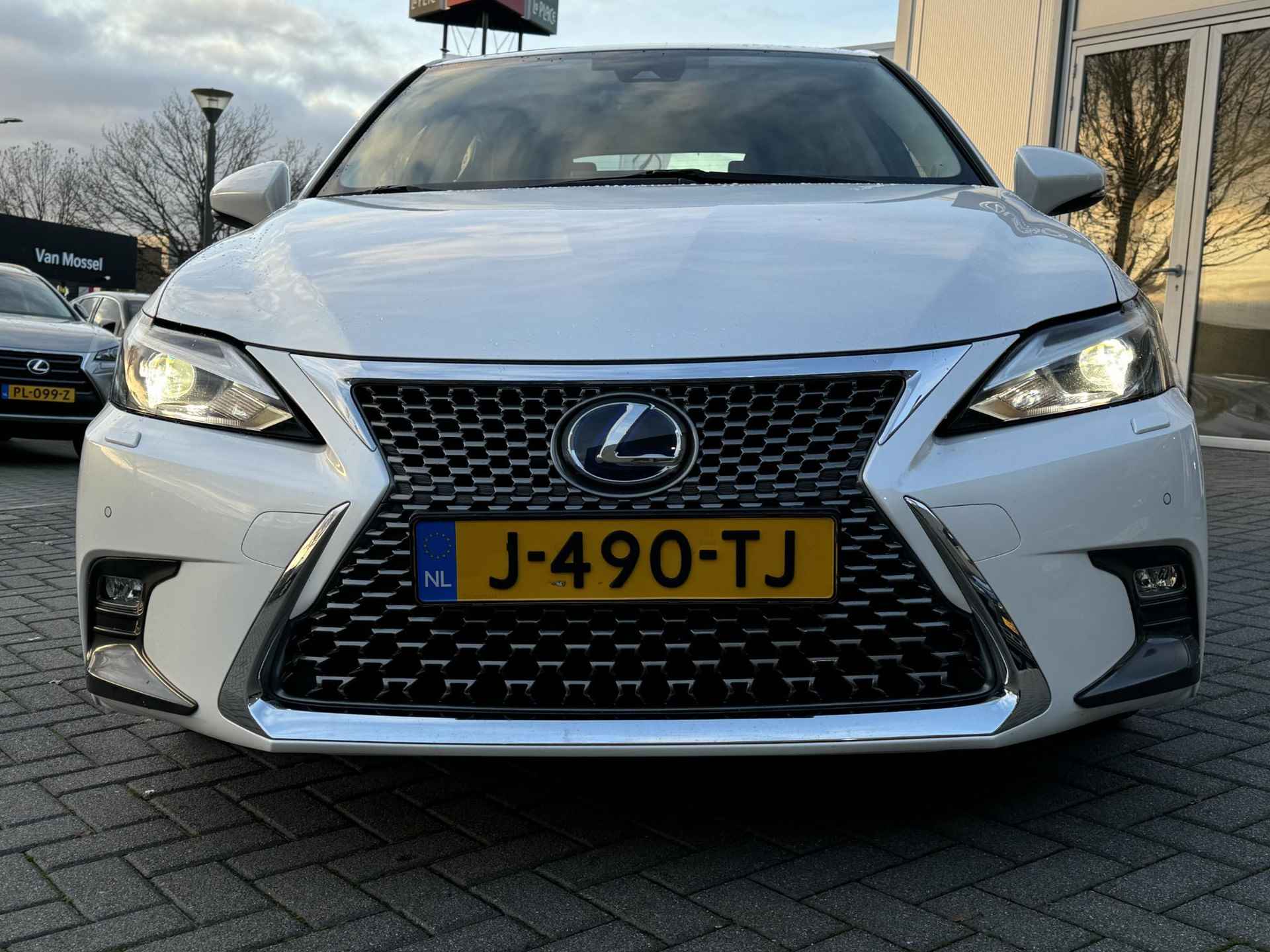 Lexus CT 200h Ultimate Edition NL-AUTO AD-CRUISE LANE-ASSSIST DAB NAVI PARK-SENSOR KEYLESS - 8/34