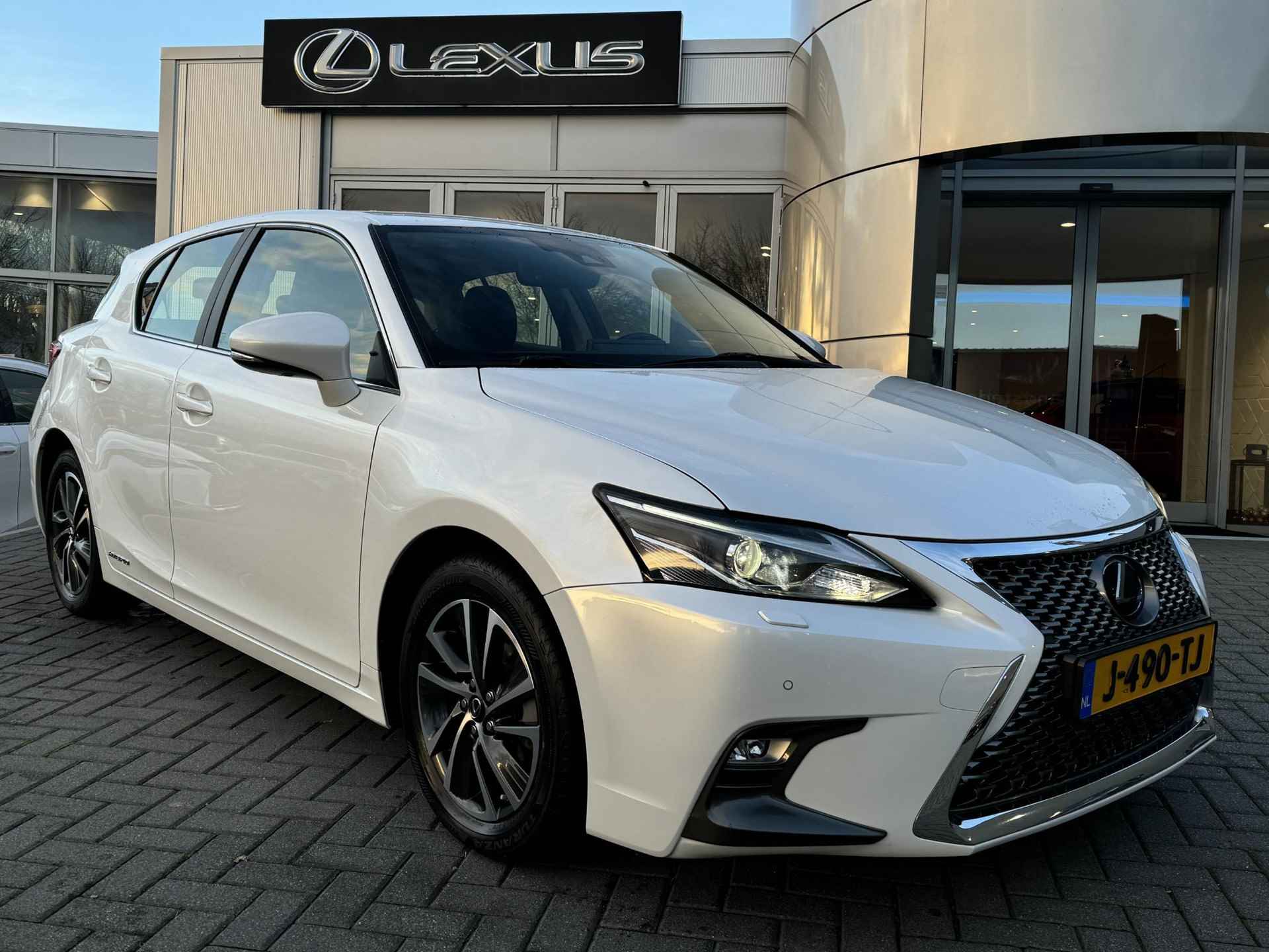 Lexus CT 200h Ultimate Edition NL-AUTO AD-CRUISE LANE-ASSSIST DAB NAVI PARK-SENSOR KEYLESS - 9/34