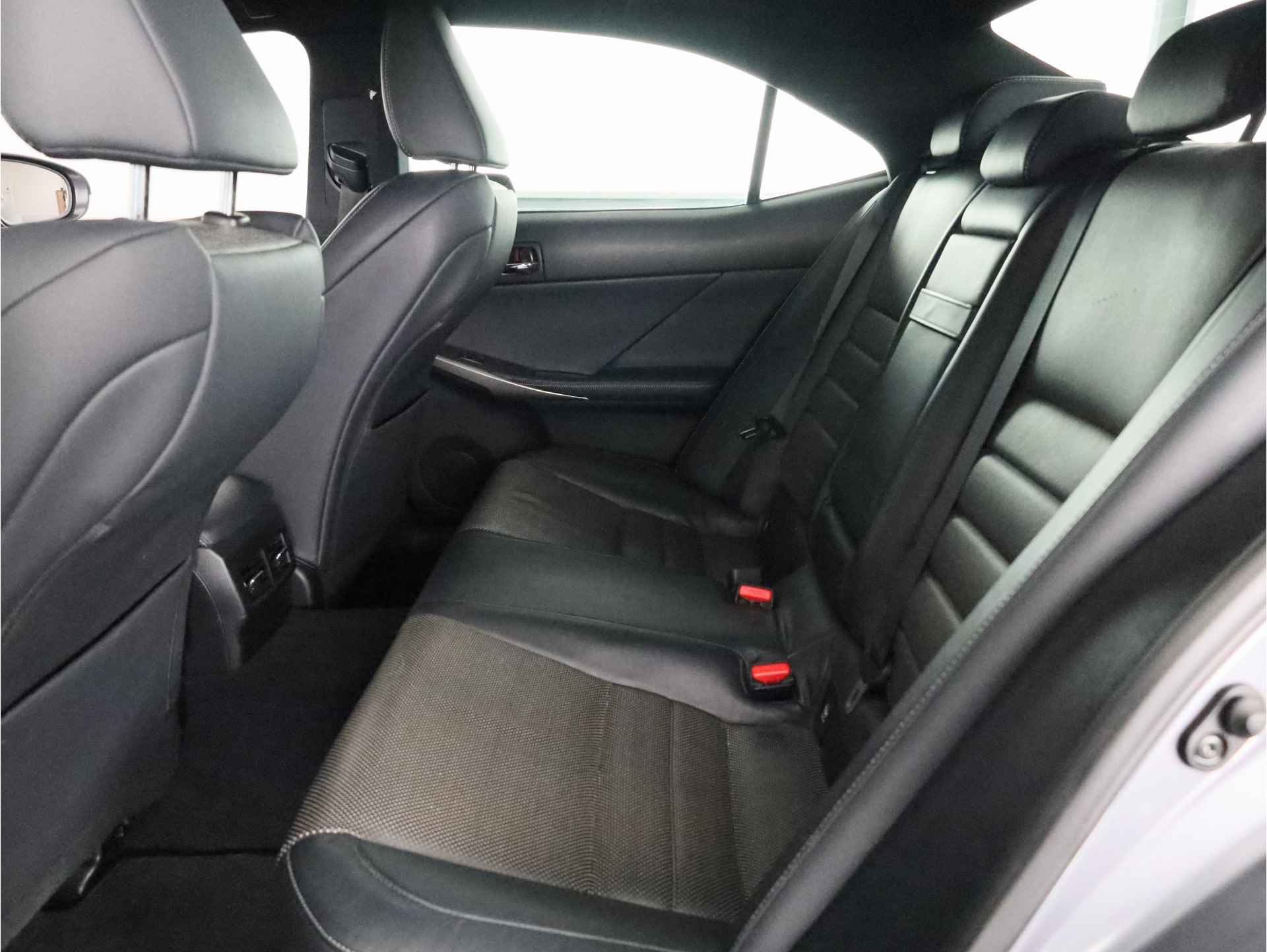 Lexus IS 300h F-Sport Line | Navigatie | Elek verstelbare voorstoelen | Parkeersensoren | Stoelverwarming -/ Koeling | - 23/42