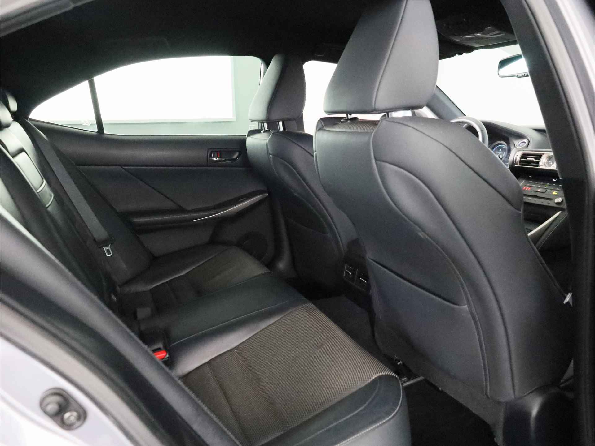 Lexus IS 300h F-Sport Line | Navigatie | Elek verstelbare voorstoelen | Parkeersensoren | Stoelverwarming -/ Koeling | - 30/42