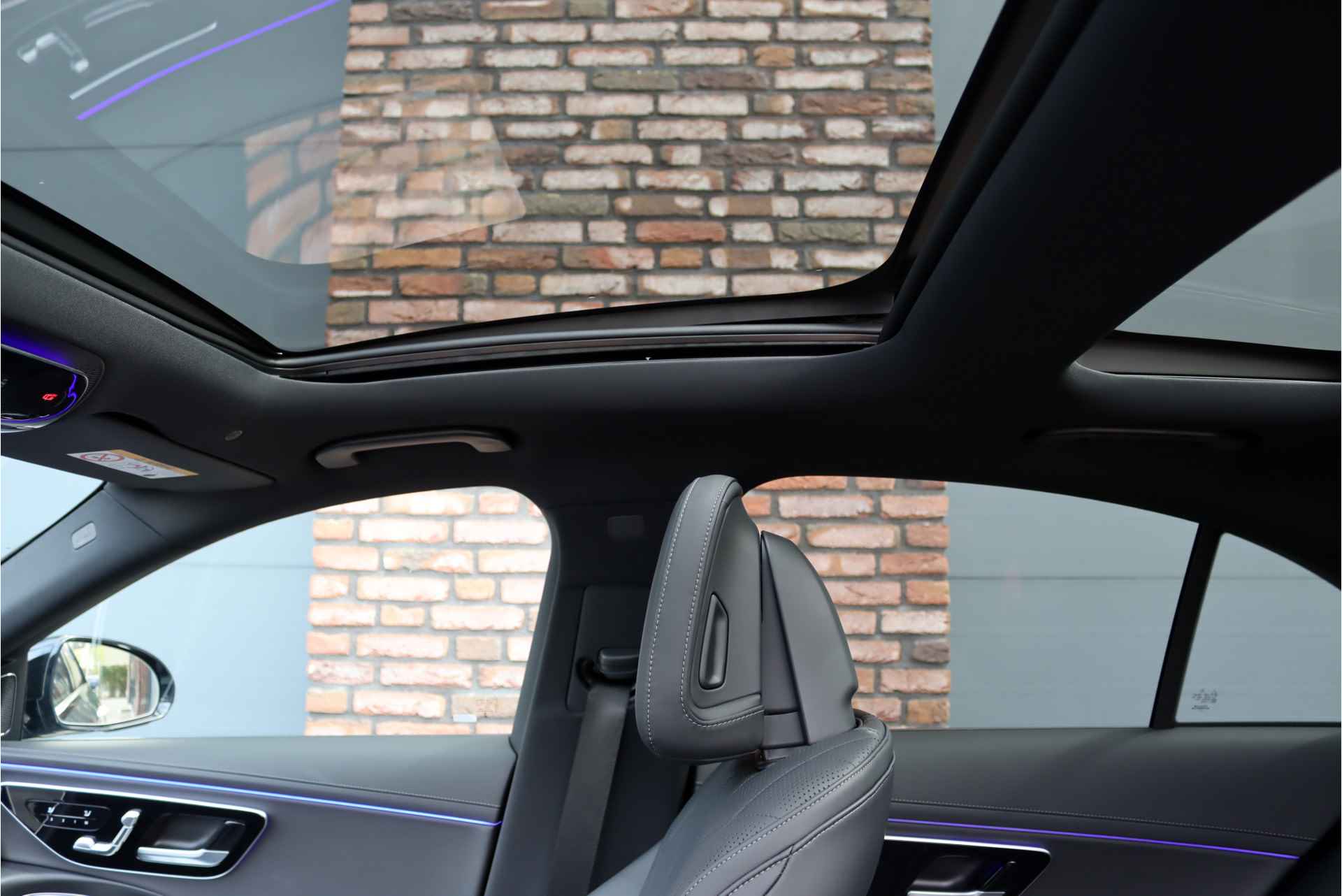 Mercedes-Benz E-Klasse 300 e AMG Line Premium+ Aut9, Bijrijdersdisplay, Panoramadak, Distronic+, Trekhaak, Memory, Stoelventilatie, Verwarmd Stuurwiel,  Digital Light, Leder, Rijassistentiepakket+, Etc. - 5/49