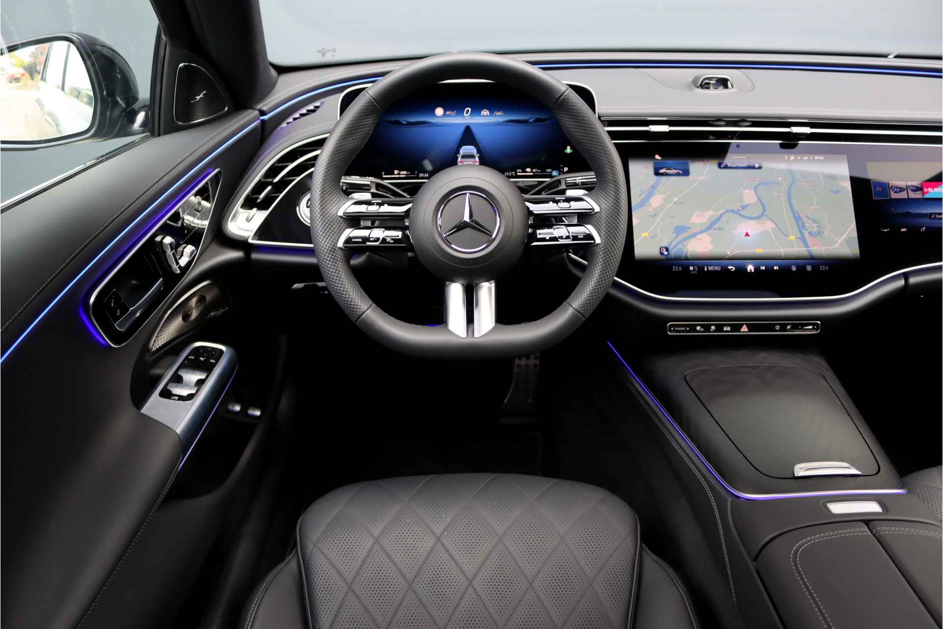 Mercedes-Benz E-Klasse 300 e AMG Line Premium+ Aut9, Bijrijdersdisplay, Panoramadak, Distronic+, Trekhaak, Memory, Stoelventilatie, Verwarmd Stuurwiel,  Digital Light, Leder, Rijassistentiepakket+, Etc. - 30/49