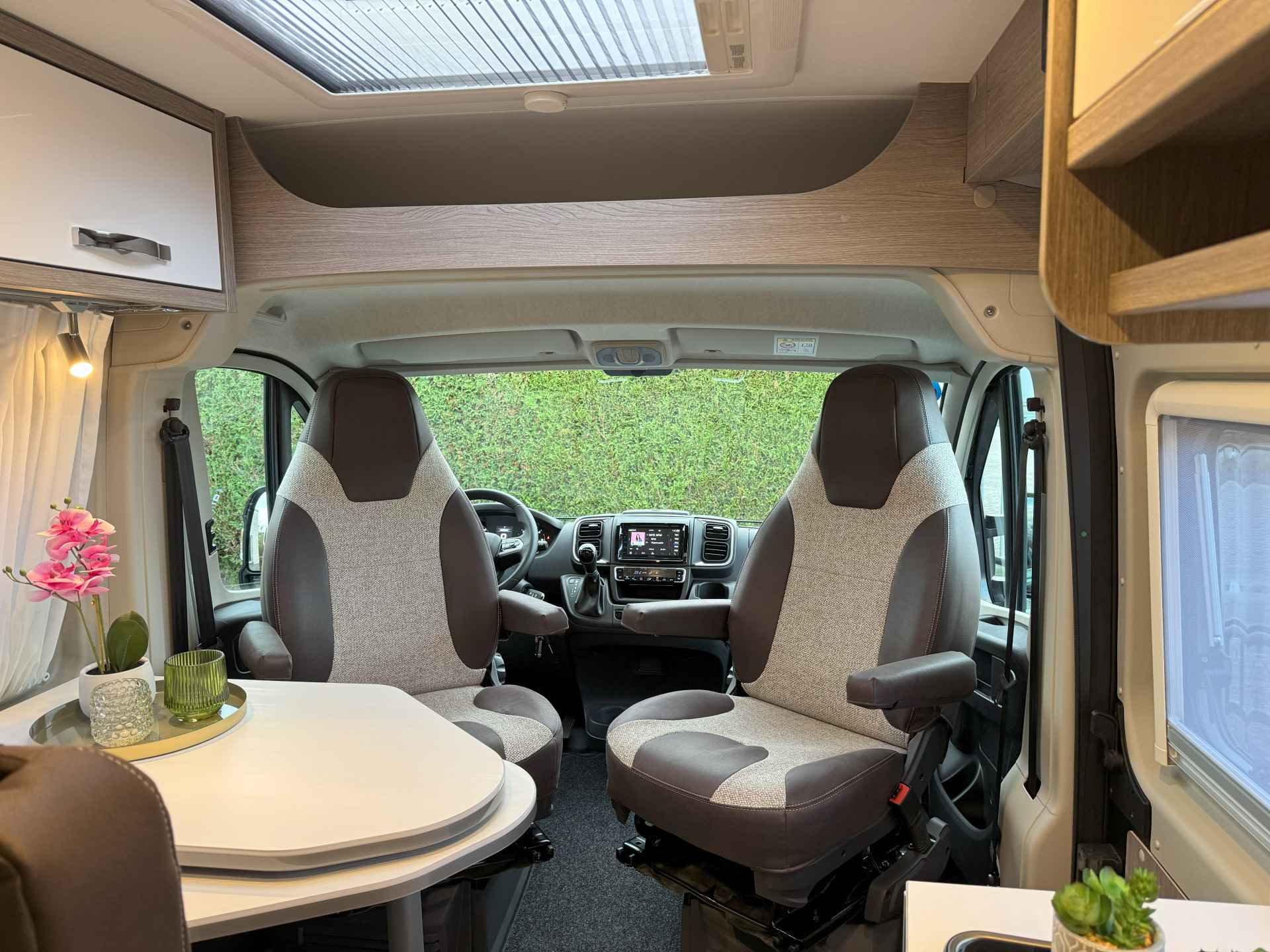 Pössl 2Win Plus 600 D-line 140 pk AUTOMAAT 9-Traps Euro6 Fiat Ducato 3X NIEUWE BUSCAMPER **Slechts 6 meter/Groot dwarsbed/4 zitplaatse - 26/60