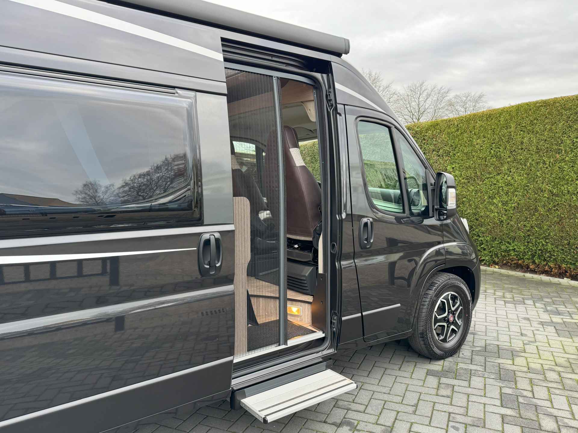 Pössl 2Win Plus 600 D-line 140 pk AUTOMAAT 9-Traps Euro6 Fiat Ducato 3X NIEUWE BUSCAMPER **Slechts 6 meter/Groot dwarsbed/4 zitplaatse - 55/60