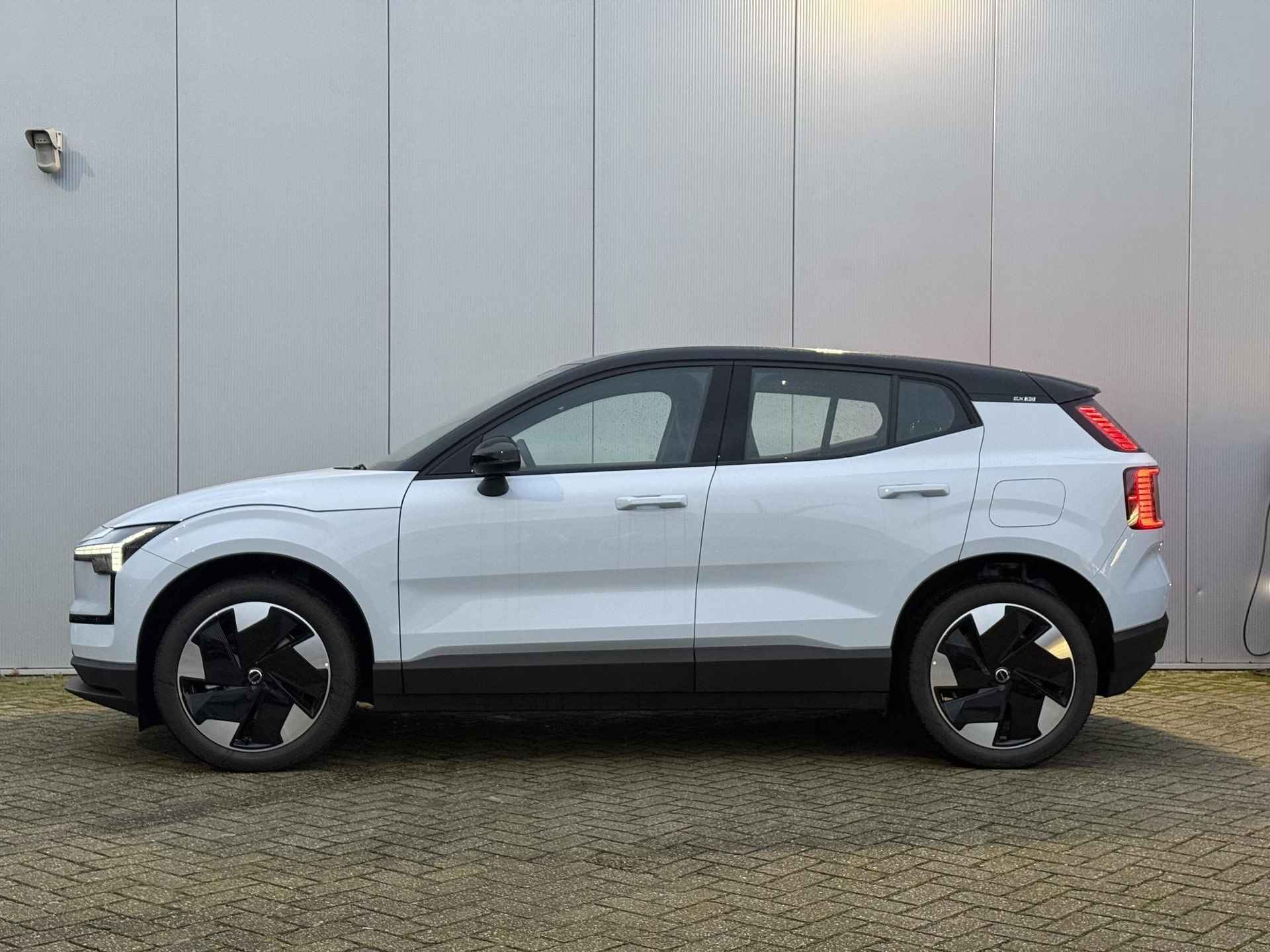 Volvo EX30 Single Motor Extended Range 272pk 69 kWh Plus, **DIRECT UIT VOORRAAD LEVERBAAR**626 Cloud Blue, R310 Indigo interieur, Elektrisch verstelbare voorstoelen, Verwarmde voorstoelen & stuurwiel, Google Maps & Infotainment, Harman Kardon premium soundbar, Elektrisch bedienbare achterklep - 6/10