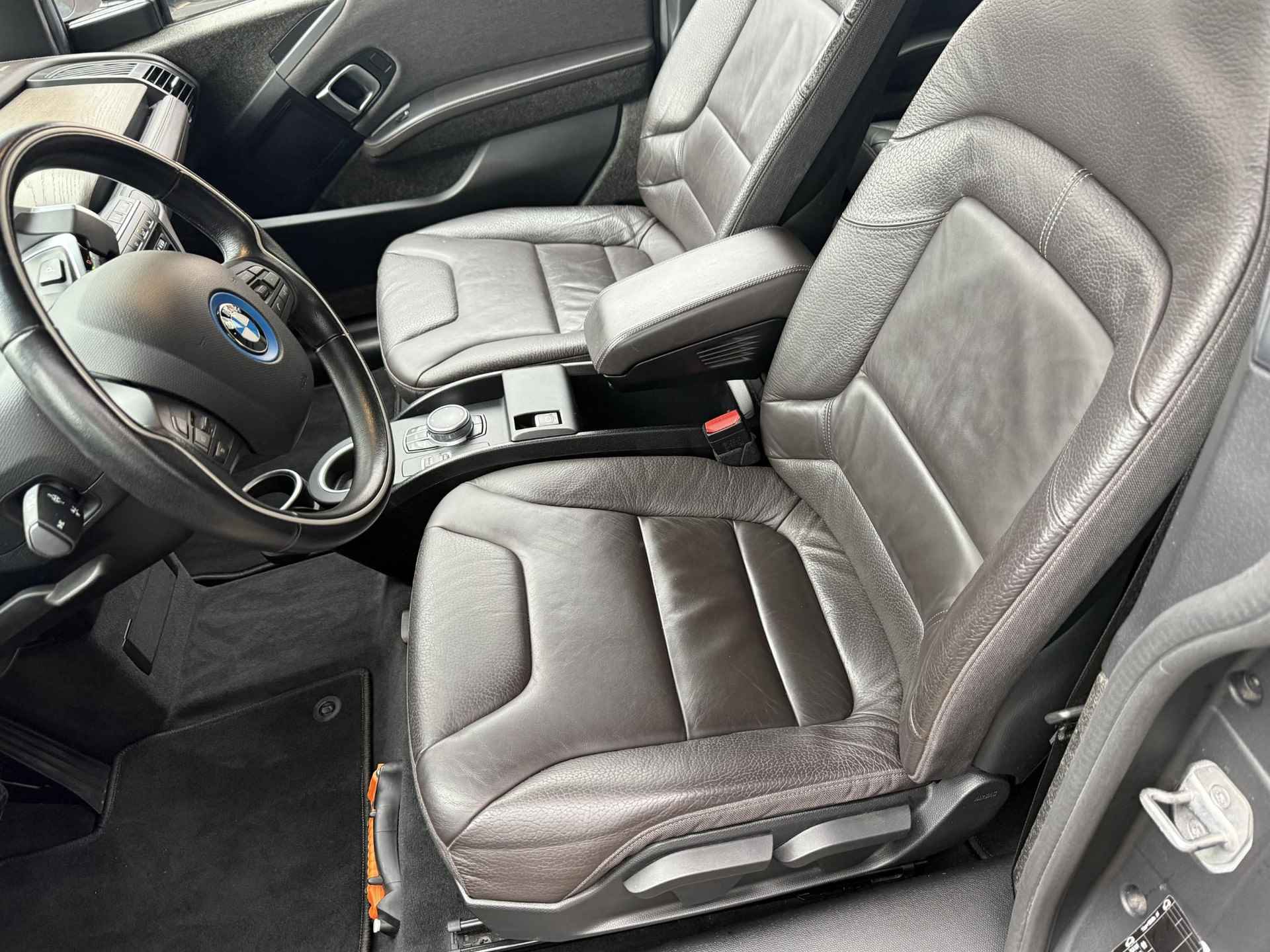 BMW i3 High Executive 94Ah 33 kWh LED / Leder / Warmtepomp / Navigatie / Alu 20 inch - 12/16