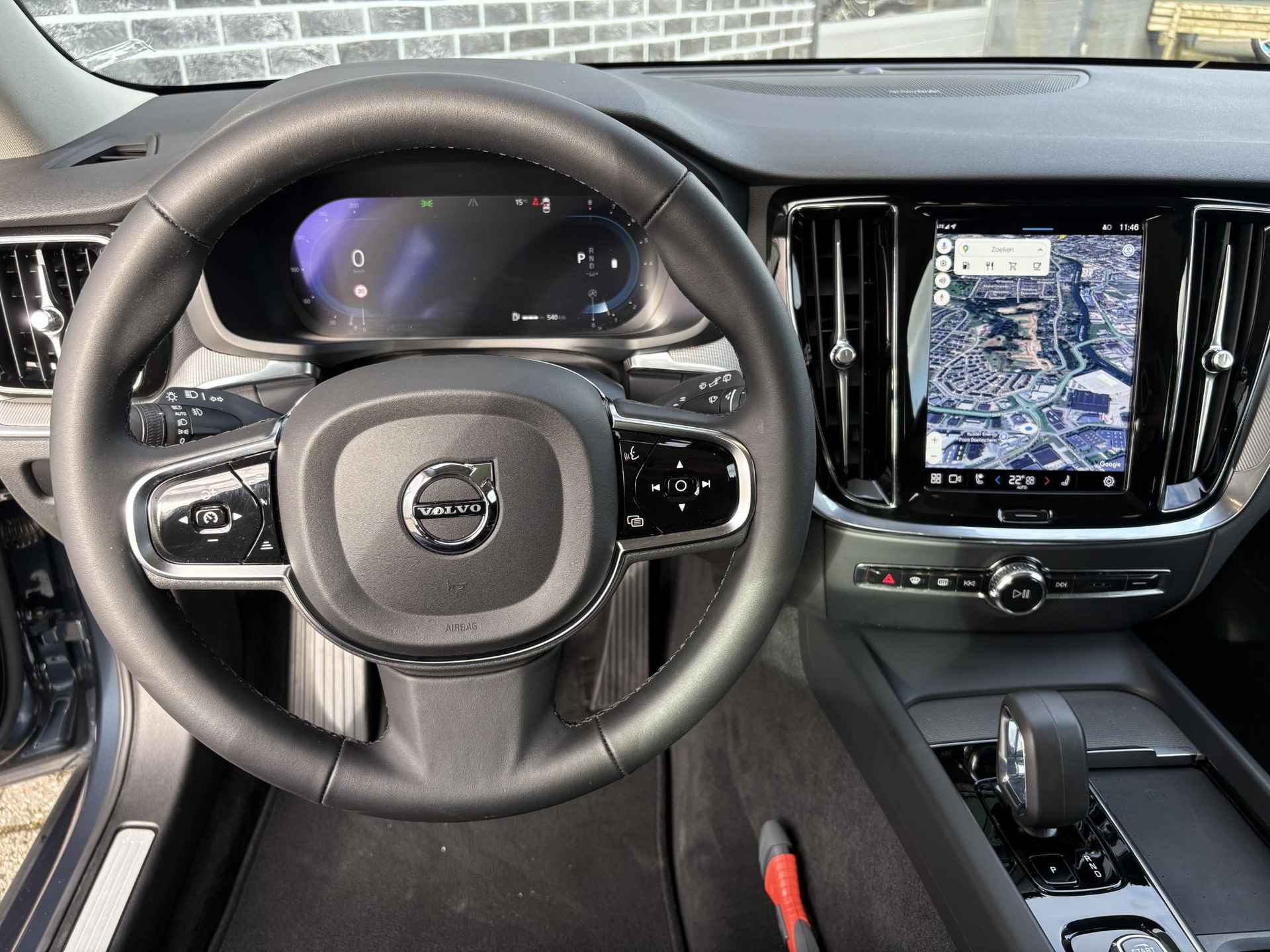 Volvo V60 2.0 B3 Plus Dark | Adaptive cruise control | Harman/Kardon audio | Panoramadak | 360 camera | Trekhaak | Full LED koplampen | Standkachel | - 3/18