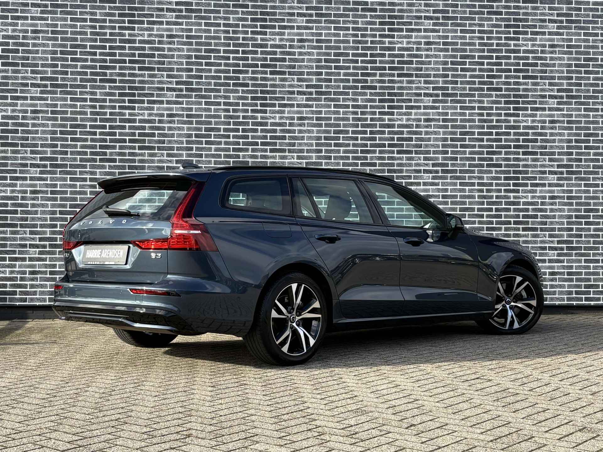 Volvo V60 2.0 B3 Plus Dark | Adaptive cruise control | Harman/Kardon audio | Panoramadak | 360 camera | Trekhaak | Full LED koplampen | Standkachel | - 4/18