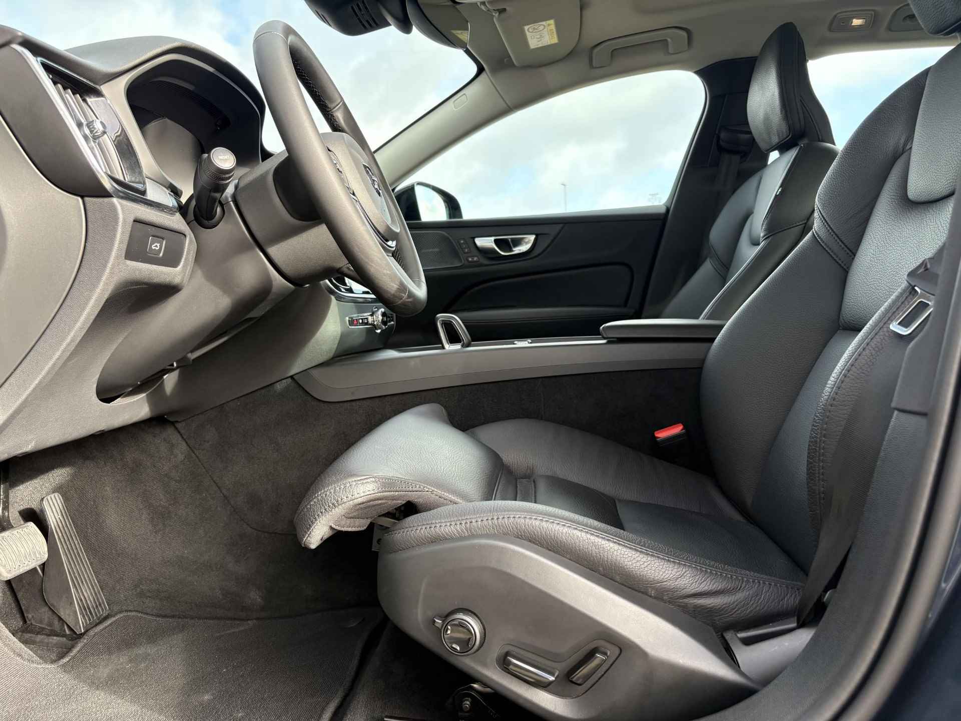 Volvo V60 2.0 B3 Plus Dark | Adaptive cruise control | Harman/Kardon audio | Panoramadak | 360 camera | Trekhaak | Full LED koplampen | Standkachel | - 9/18