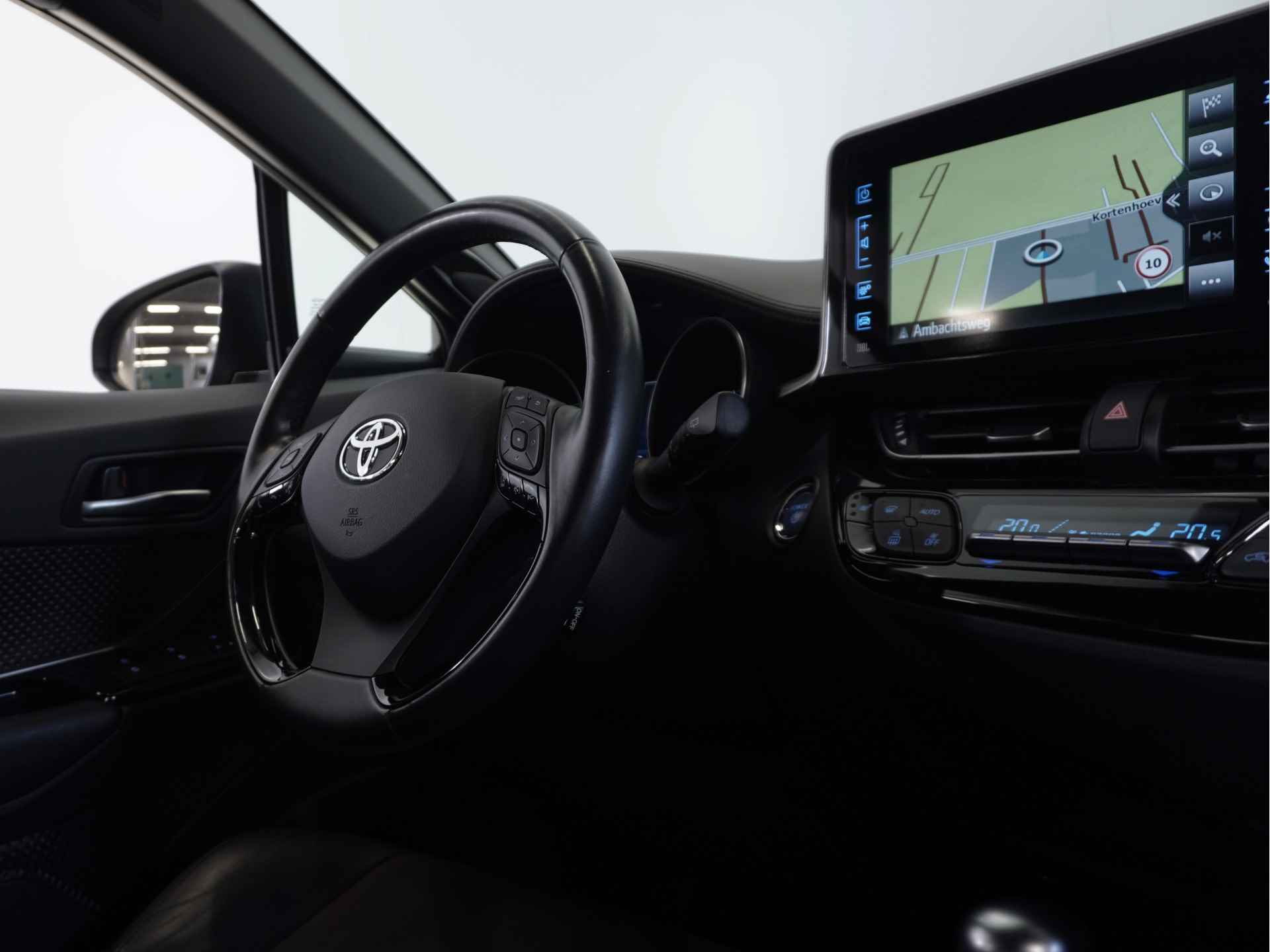 Toyota C-HR 1.8 Hybrid Executive | NL auto | Cruise Control Adaptief | Navigatie | Premium Pack | PDC voor + achter | Parkeer Assistent - 24/51