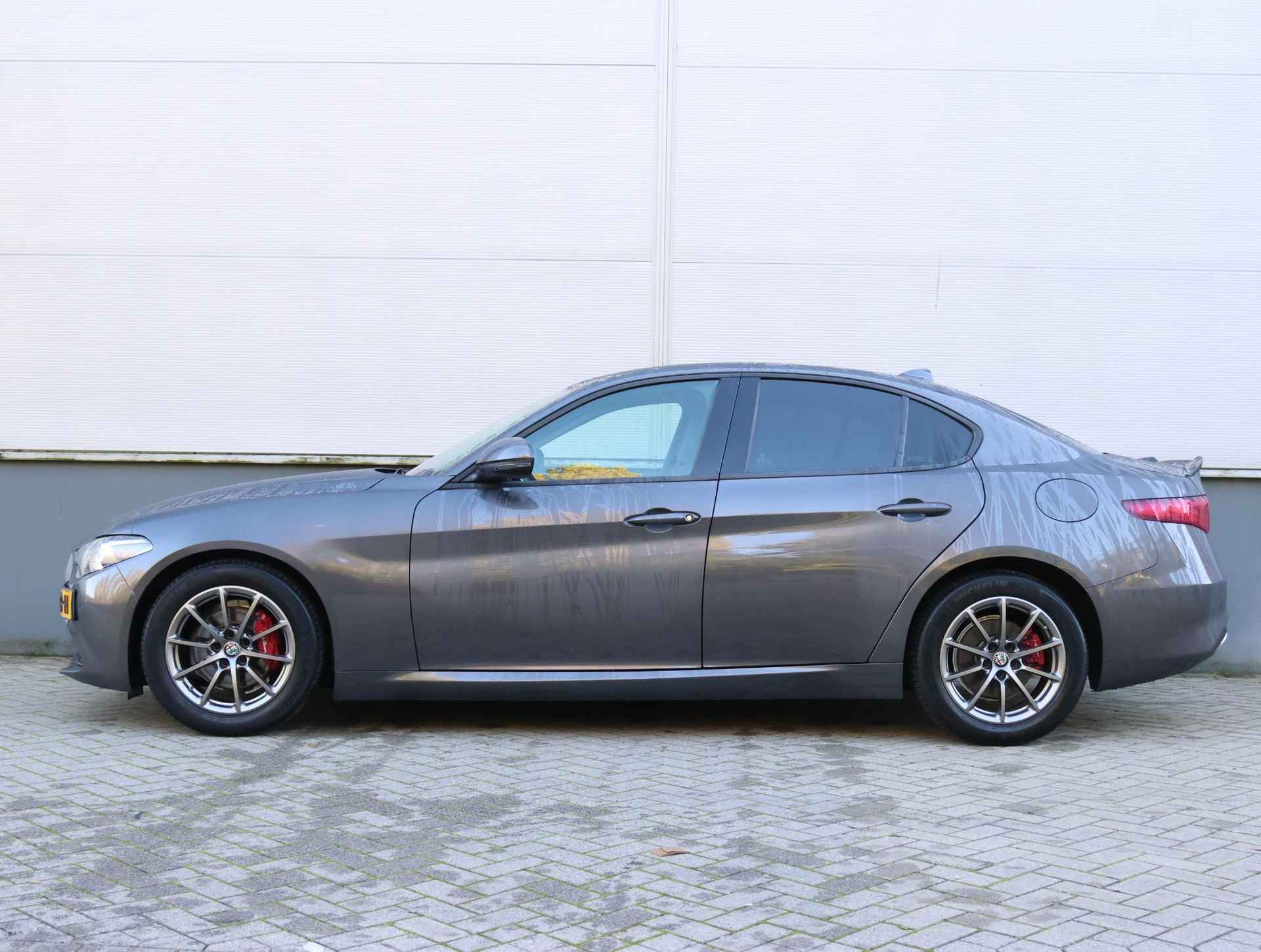 Alfa Romeo Giulia 200pk Turbo Super (1ste eig./AppleCarPlay/Schakelflippers/Xenon/NAV.7" TFT/PDC/P.Glass) - 3/38