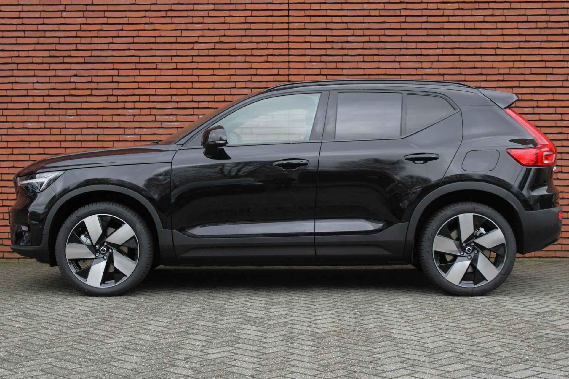 Volvo XC40 Single Motor Extended Range Plus 82 kWh, 20 inch Lichtmetalen velgen, Extra getint glas, Keyless Entry, elektrisch bedienbare achterklep - 9/21