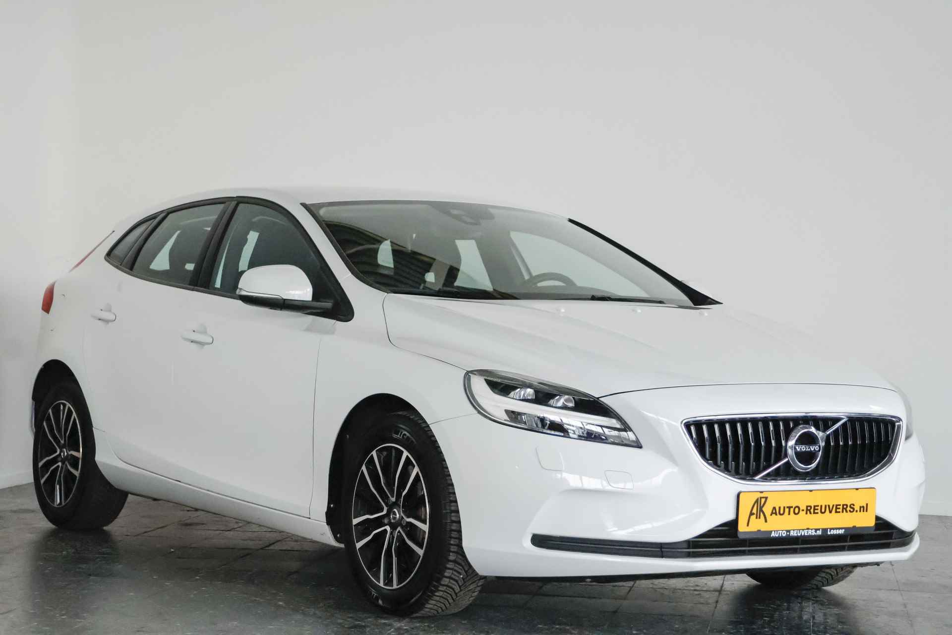 Volvo V40 1.5 T2 Nordic+ / LED / Aut / Navi / Standkachel / Trekhaak - 4/27