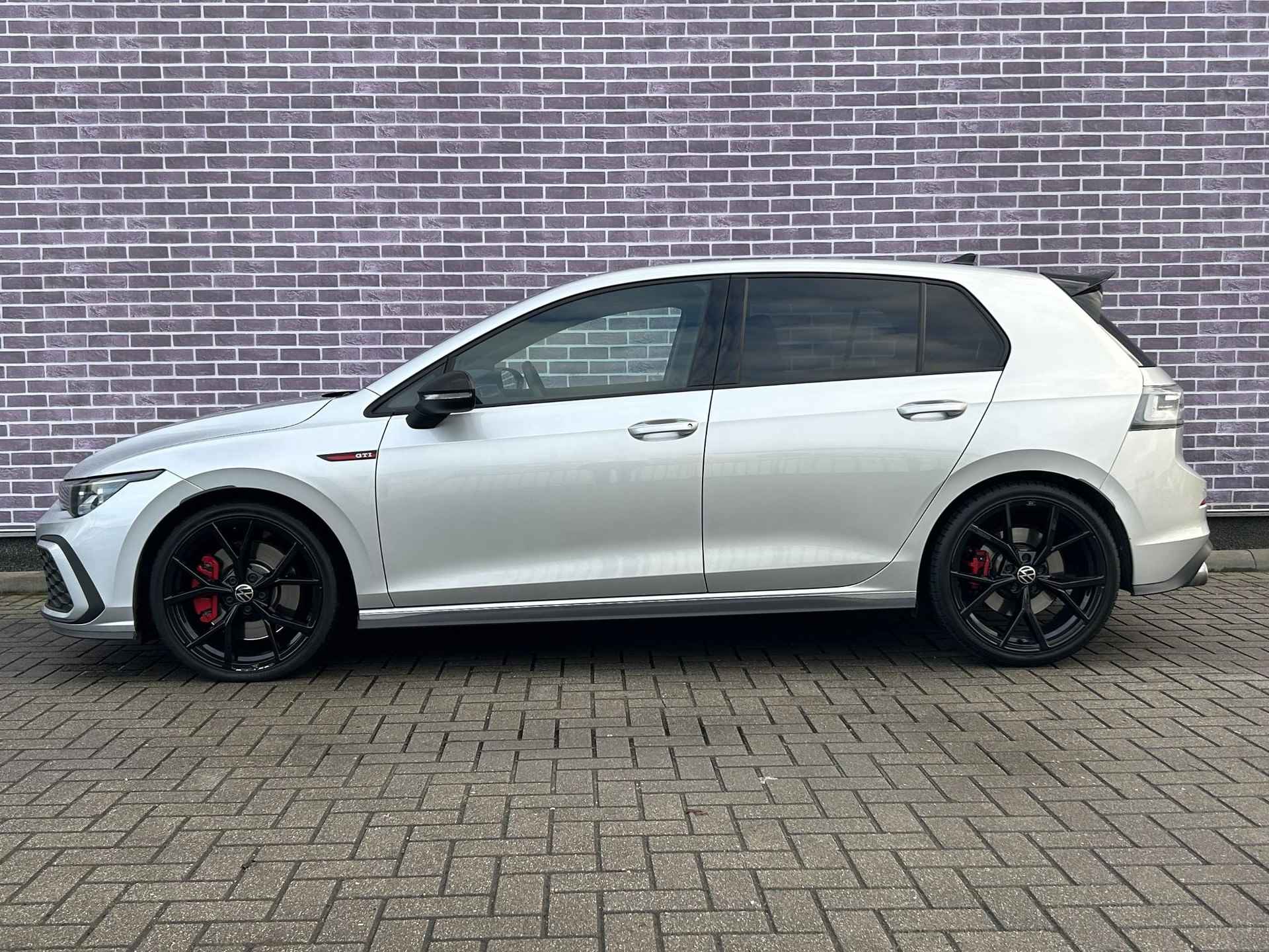 Volkswagen Golf 2.0 TSI GTI | Navigatie | Virtual Cockpit | Applecarplay/Androidauto | Sfeerverlichting | Camera | Adaptive Cruise | IQ Light | Stoelverwarming | 19'' | - 4/37