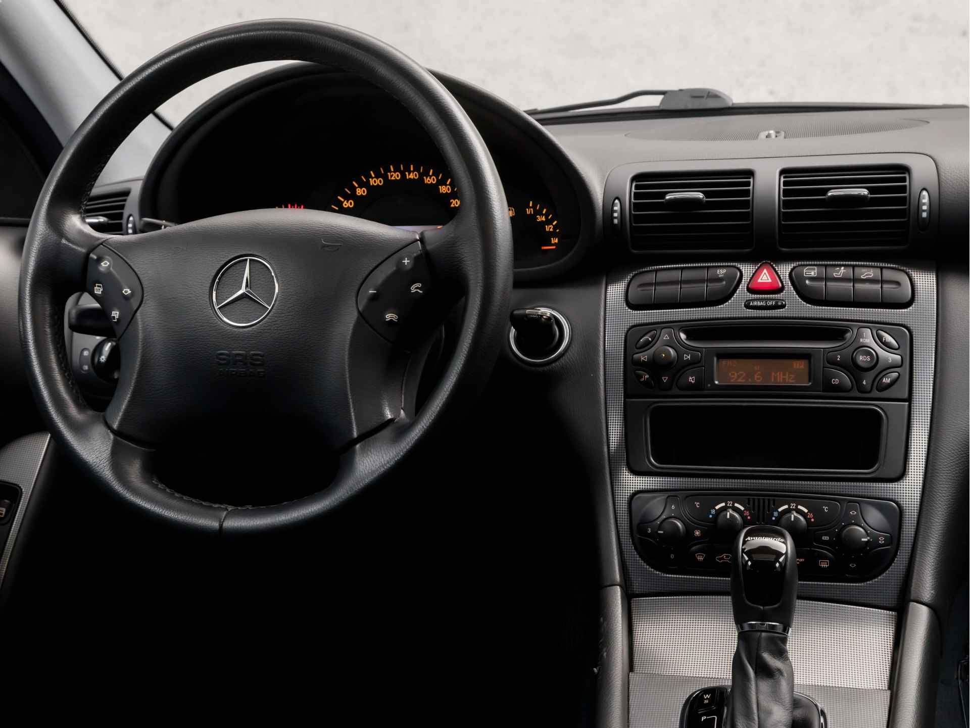 Mercedes-Benz C-Klasse 320 Elegance 218Pk Automaat (YOUNGTIMER, SCHUIFDAK, TREKHAAK, SPORTSTOELEN, CLIMATE, CRUISE, NIEUWE APK, NIEUWSTAAT) - 7/41