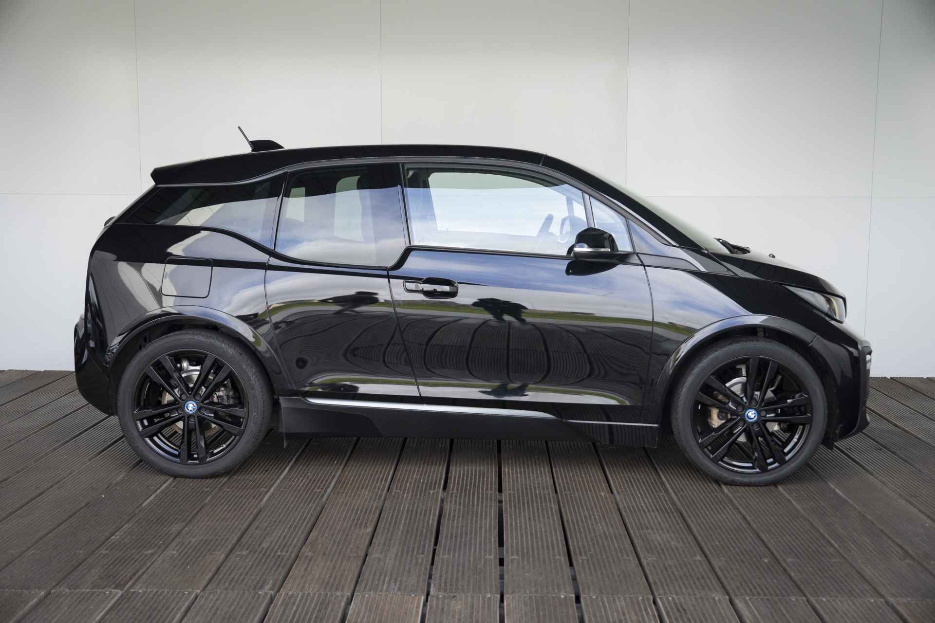 BMW i3 Dark Shadow Edition 120Ah 42 kWh / Subsidie mogelijk / Achteruitrijcamera / Elektrisch verwarmde voorstoelen / Sportpakket / - 4/44