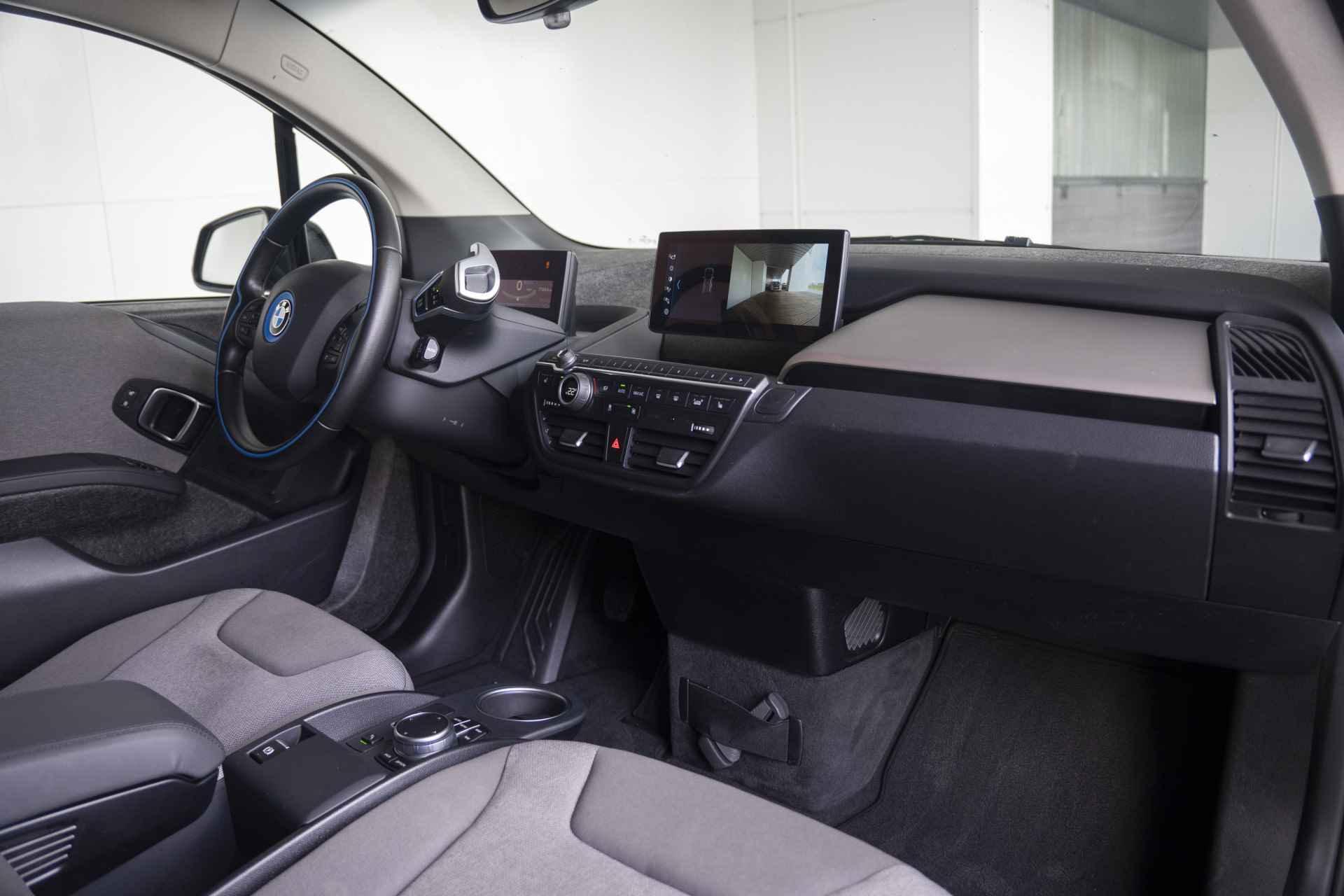 BMW i3 Dark Shadow Edition 120Ah 42 kWh / Subsidie mogelijk / Achteruitrijcamera / Elektrisch verwarmde voorstoelen / Sportpakket / - 15/44