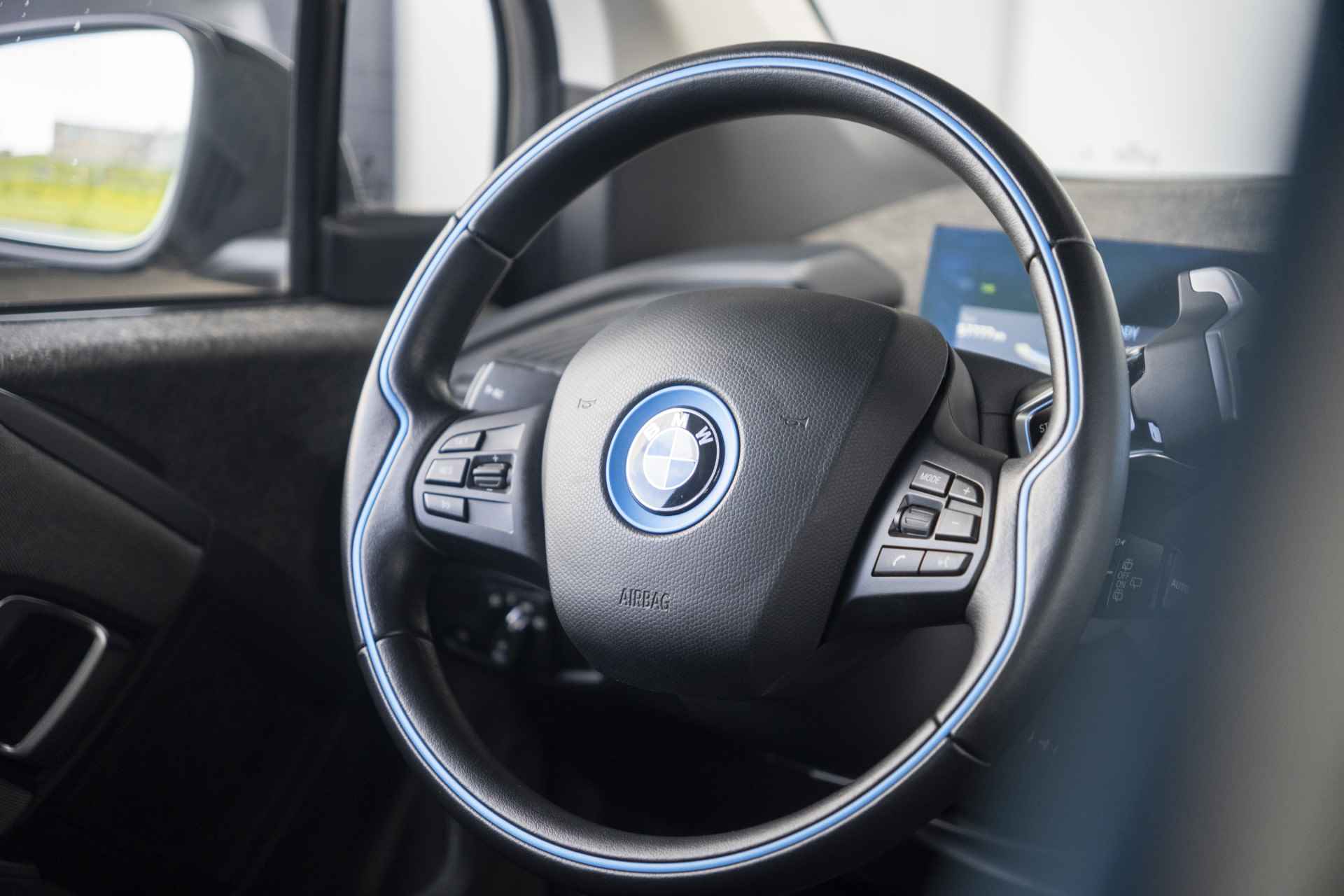 BMW i3 Dark Shadow Edition 120Ah 42 kWh / Subsidie mogelijk / Achteruitrijcamera / Elektrisch verwarmde voorstoelen / Sportpakket / - 22/44