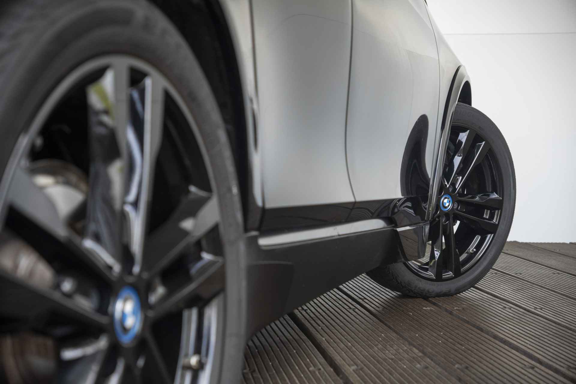 BMW i3 Dark Shadow Edition 120Ah 42 kWh / Subsidie mogelijk / Achteruitrijcamera / Elektrisch verwarmde voorstoelen / Sportpakket / - 43/44