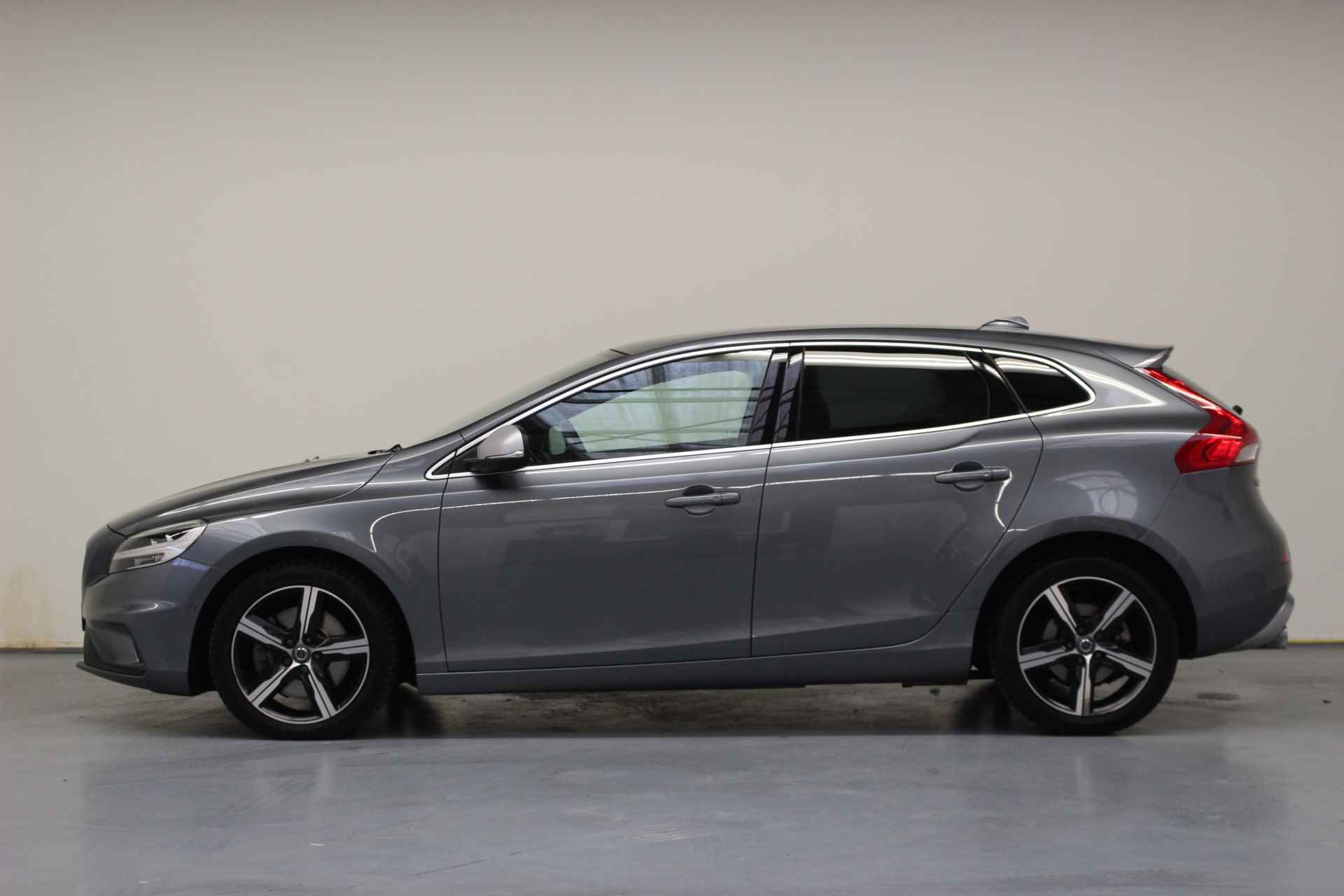 Volvo V40 T3 Polar+ Sport Automaat | Rijklaarprijs | Harman Kardon | Pano dak | Trekhaak - 2/29