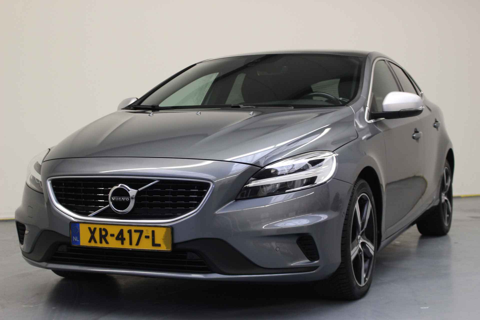 Volvo V40 T3 Polar+ Sport Automaat | Rijklaarprijs | Harman Kardon | Pano dak | Trekhaak - 28/29